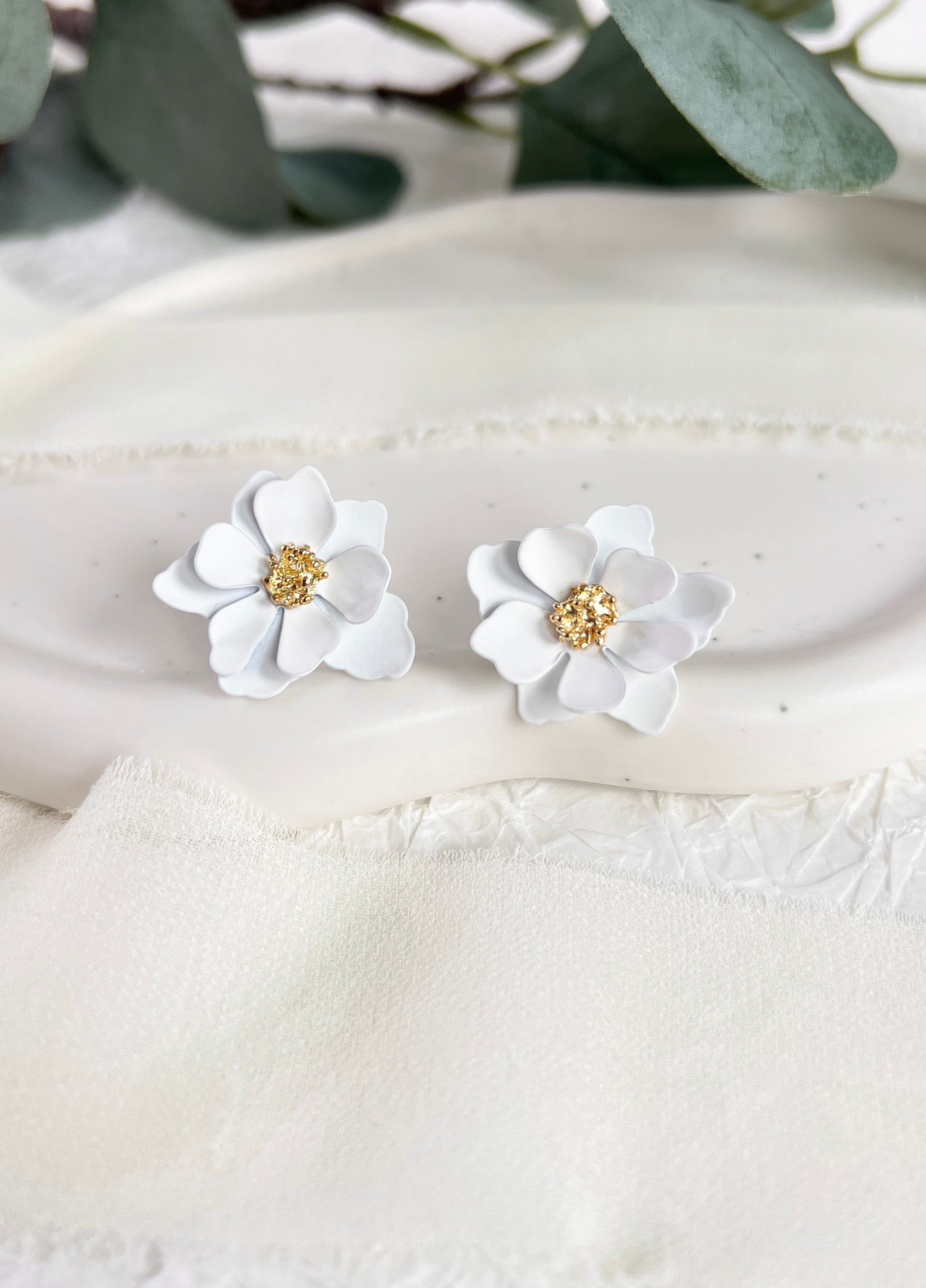 Ohrringe Blüten, Brautohrringe, Weiß und Gold, Ohrstecker, Brautschmuck, Hochzeit Braut,-Ohrringe-Schmuckblüte
