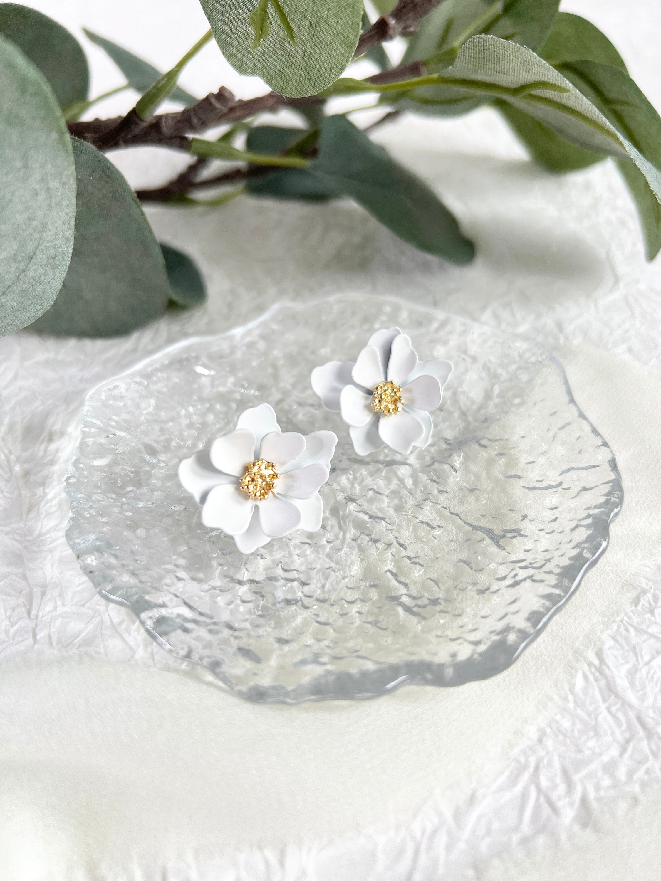 Ohrringe Blüten, Brautohrringe, Weiß und Gold, Ohrstecker, Brautschmuck, Hochzeit Braut,-Ohrringe-Schmuckblüte