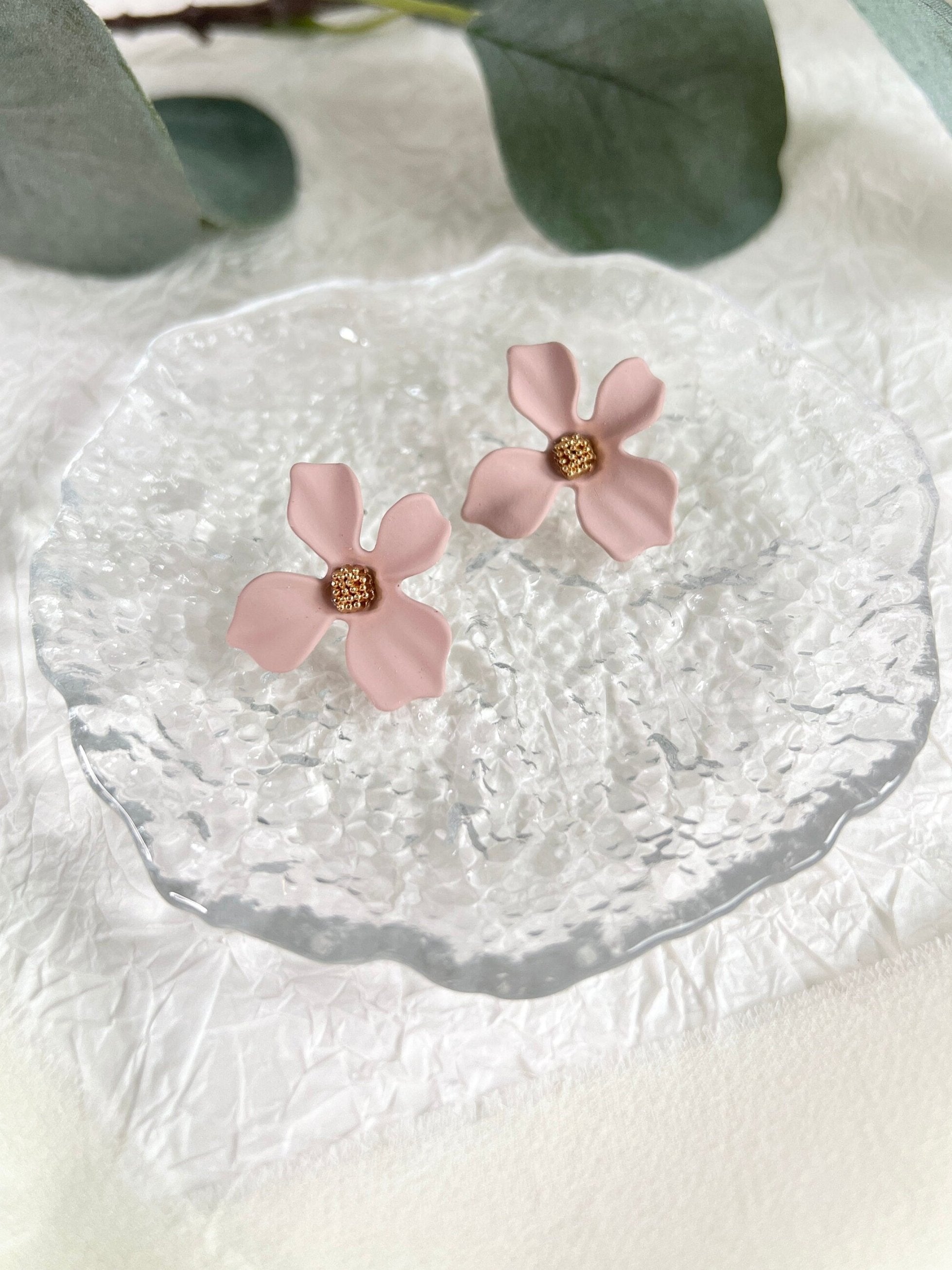 Blütenohrringe in Altrosa, Golddetail, Ohrstecker, Braut, Brautjungfer, Ohrschmuck, Schmuck Hochzeit, Schmuckblüte