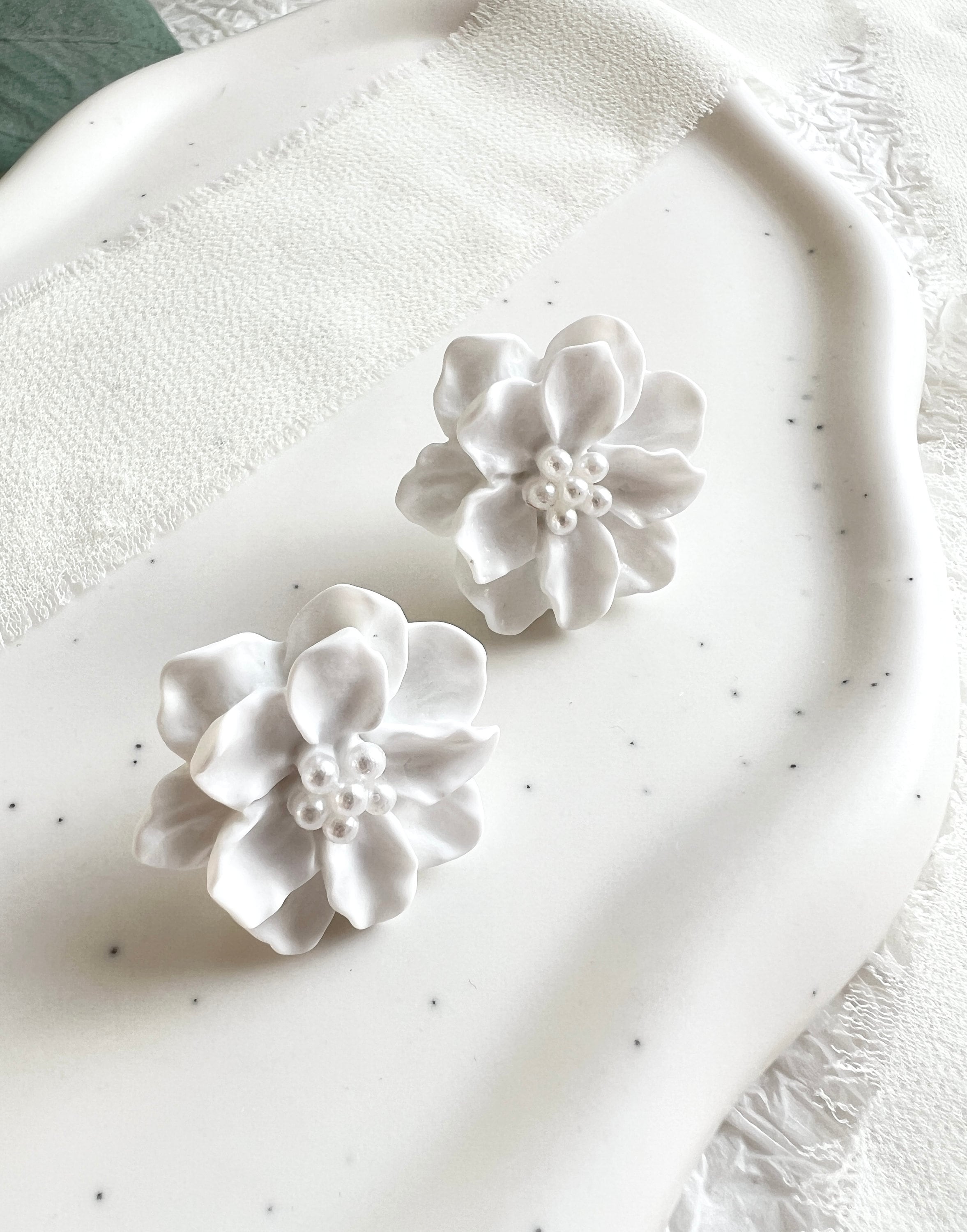 Blüten Ohrringe, weiß, kleine zarte Perlen, Ohrstecker, Brautschmuck, Brautohrringe, Schmuck-Ohrringe-Schmuckblüte