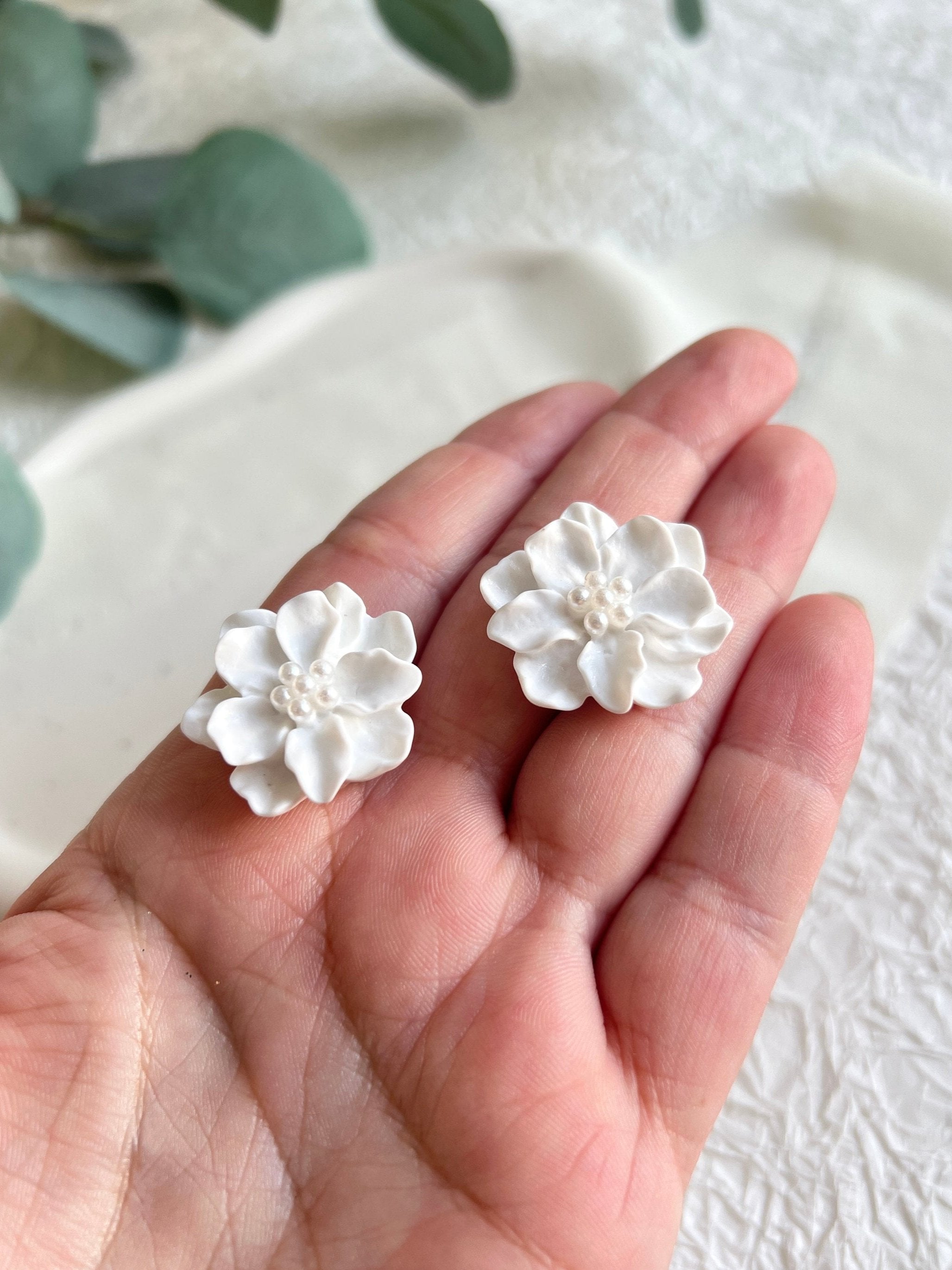 Blüten Ohrringe, weiß, kleine zarte Perlen, Ohrstecker, Brautschmuck, Brautohrringe, Schmuck-Ohrringe-Schmuckblüte