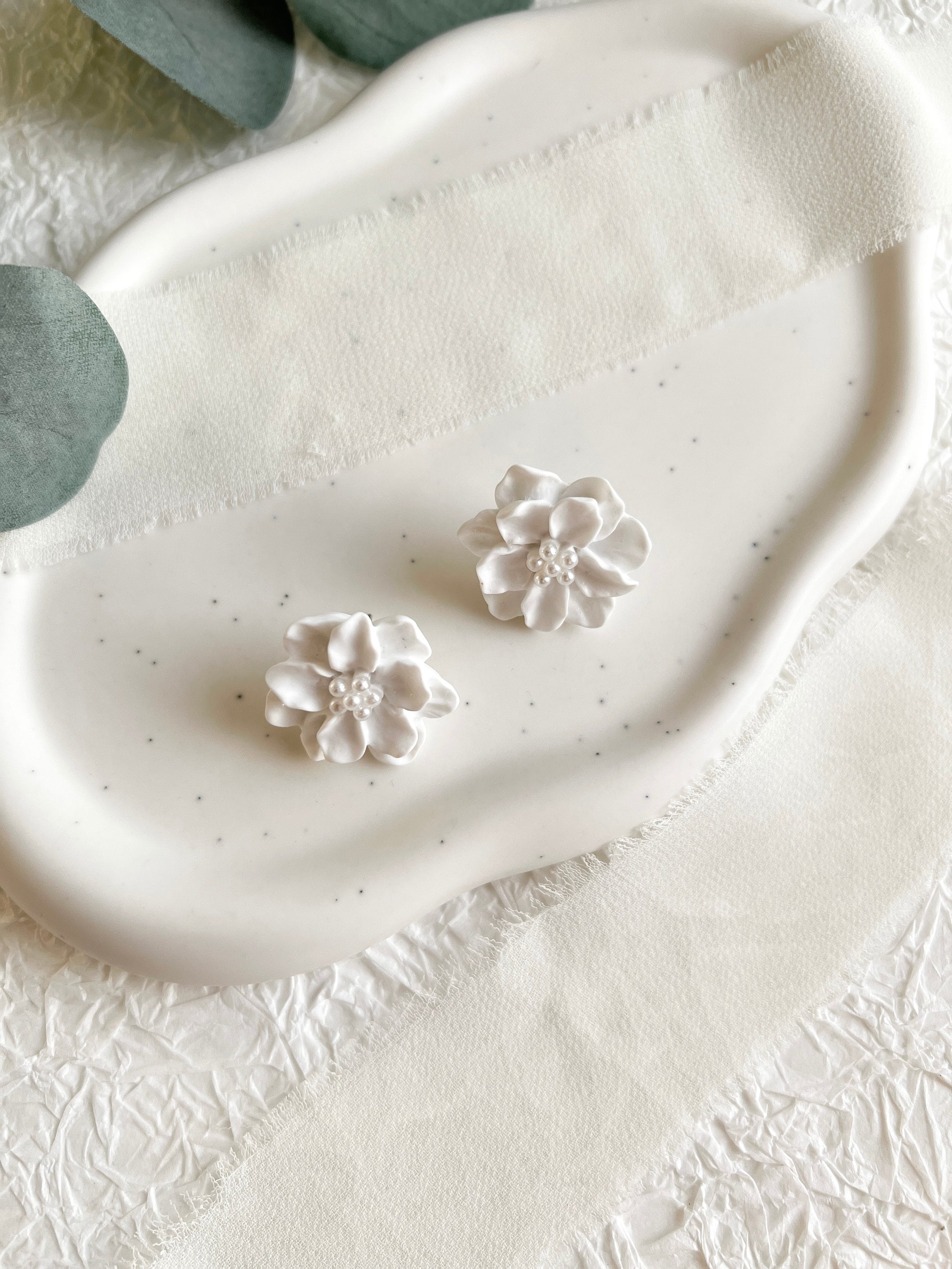 Blüten Ohrringe, weiß, kleine zarte Perlen, Ohrstecker, Brautschmuck, Brautohrringe, Schmuck-Ohrringe-Schmuckblüte