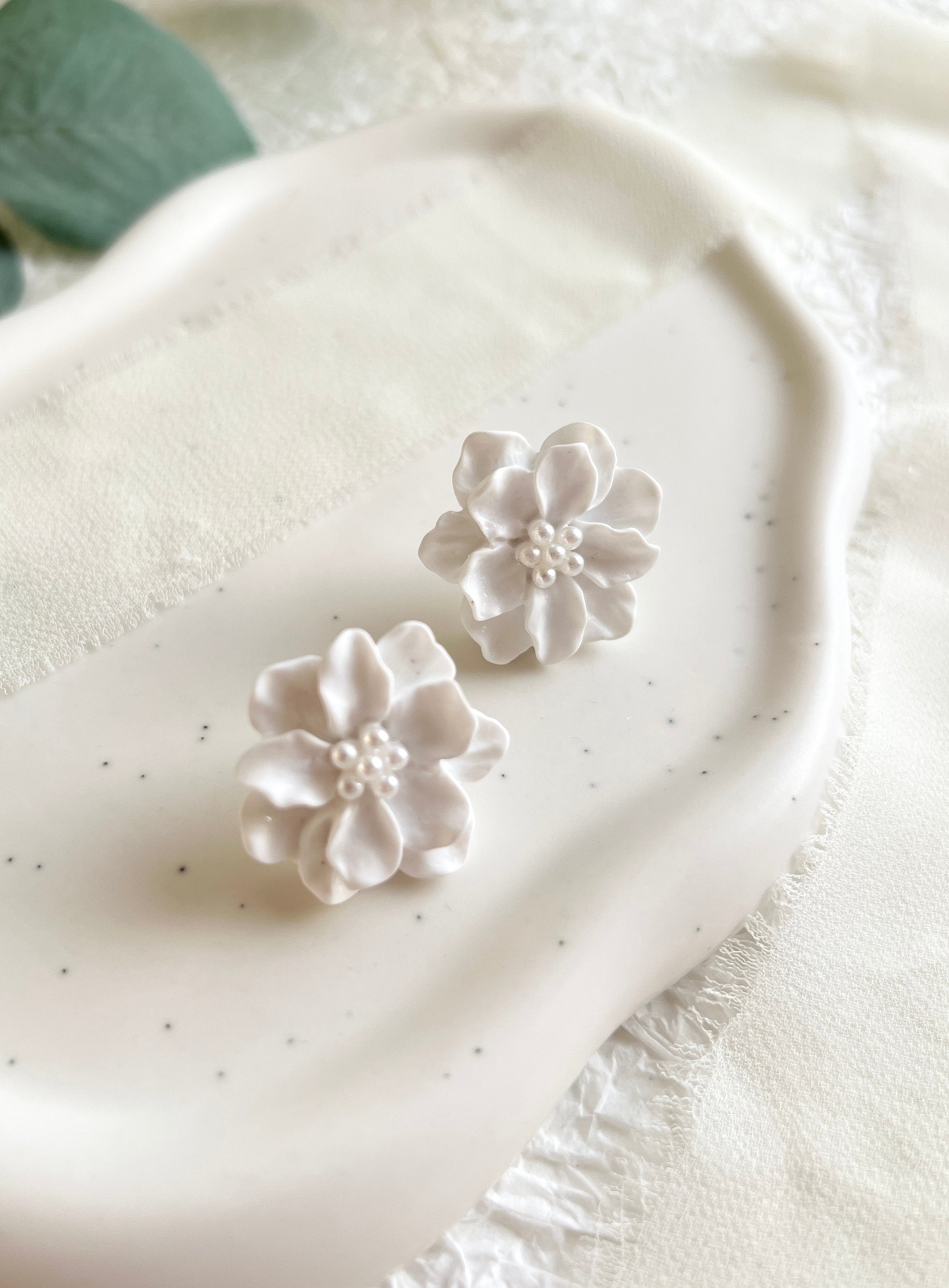 Blüten Ohrringe, weiß, kleine zarte Perlen, Ohrstecker, Brautschmuck, Brautohrringe, Schmuck-Ohrringe-Schmuckblüte