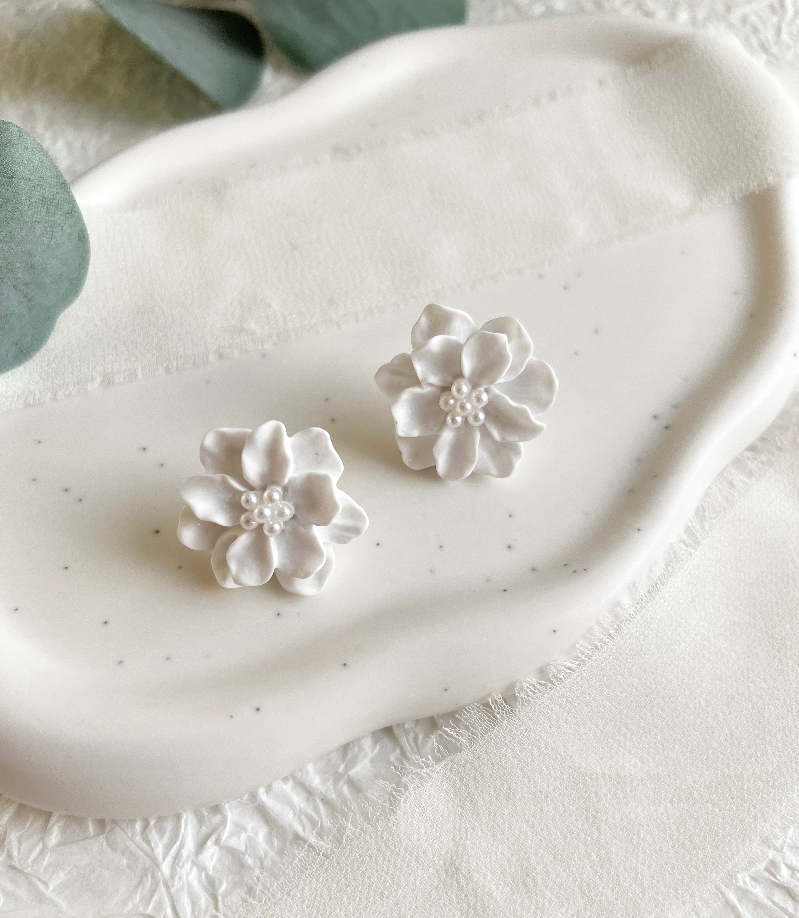 Blüten Ohrringe, weiß, kleine zarte Perlen, Ohrstecker, Brautschmuck, Brautohrringe, Schmuck-Ohrringe-Schmuckblüte