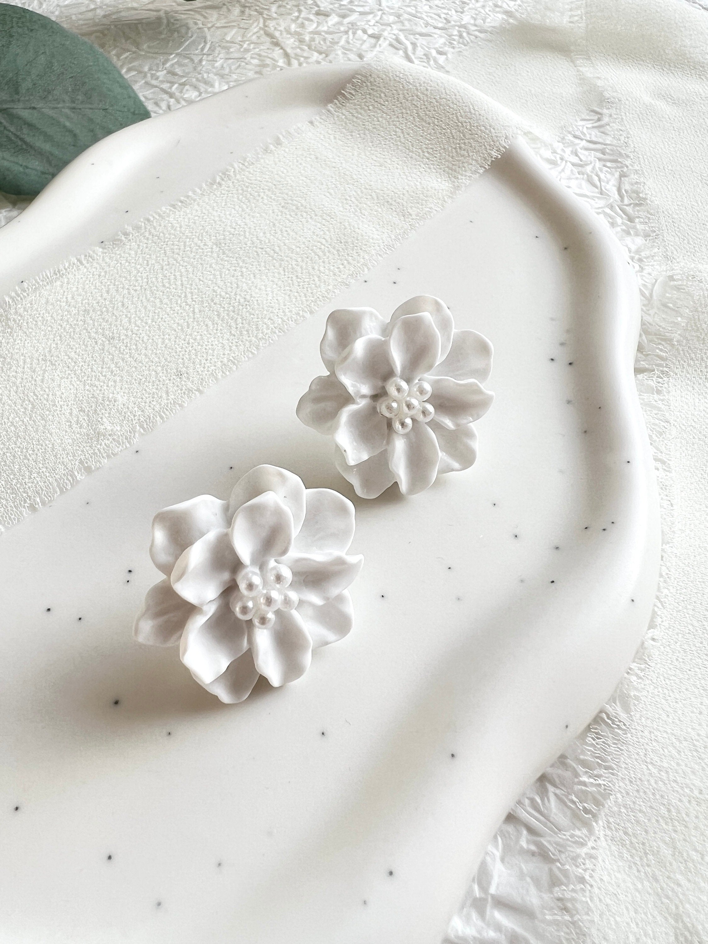 Blüten Ohrringe, weiß, kleine zarte Perlen, Ohrstecker, Brautschmuck, Brautohrringe, Schmuck-Ohrringe-Schmuckblüte