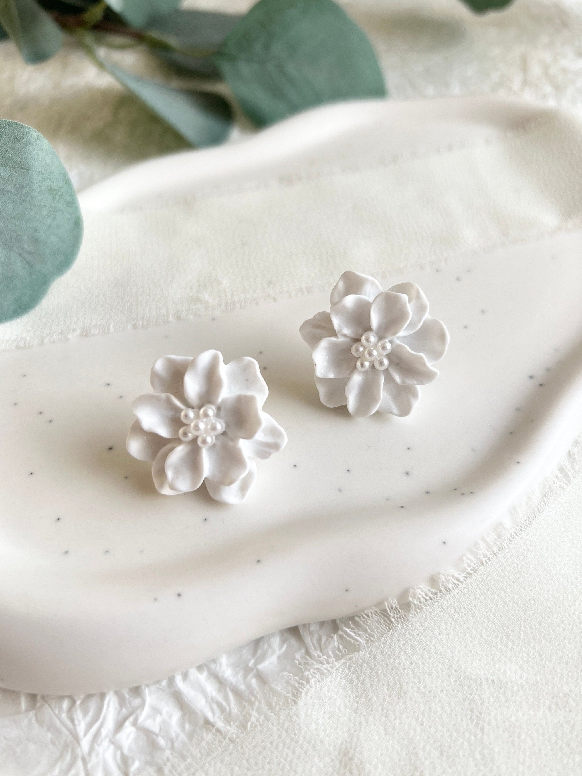 Blüten Ohrringe, weiß, kleine zarte Perlen, Ohrstecker, Brautschmuck, Brautohrringe, Schmuck-Ohrringe-Schmuckblüte