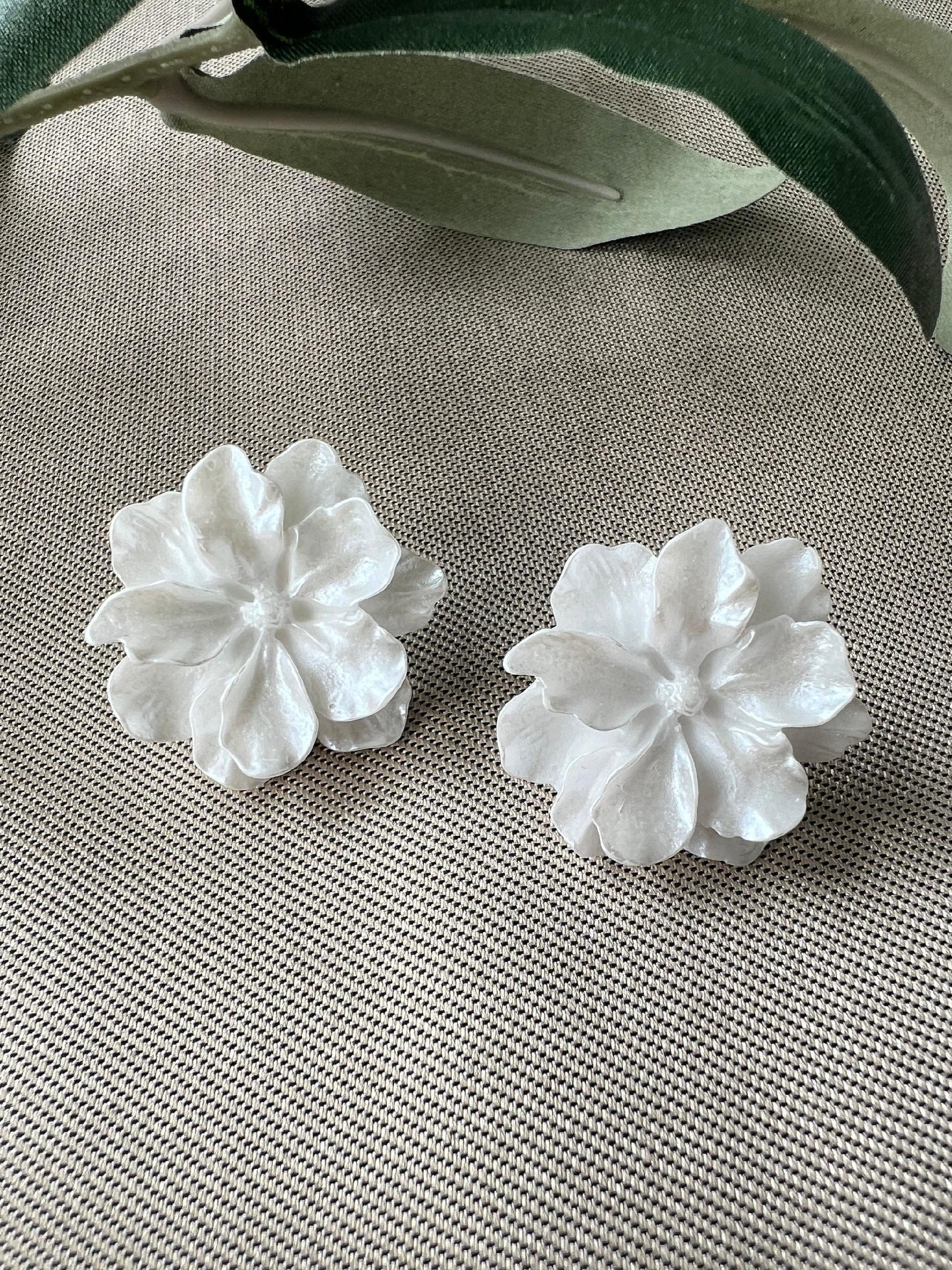 Blüten Ohrringe, weiß schimmernd, Perlmuttoptik, Ohrstecker, Brautschmuck, Brautohrringe, Hochzeit-Ohrringe-Schmuckblüte