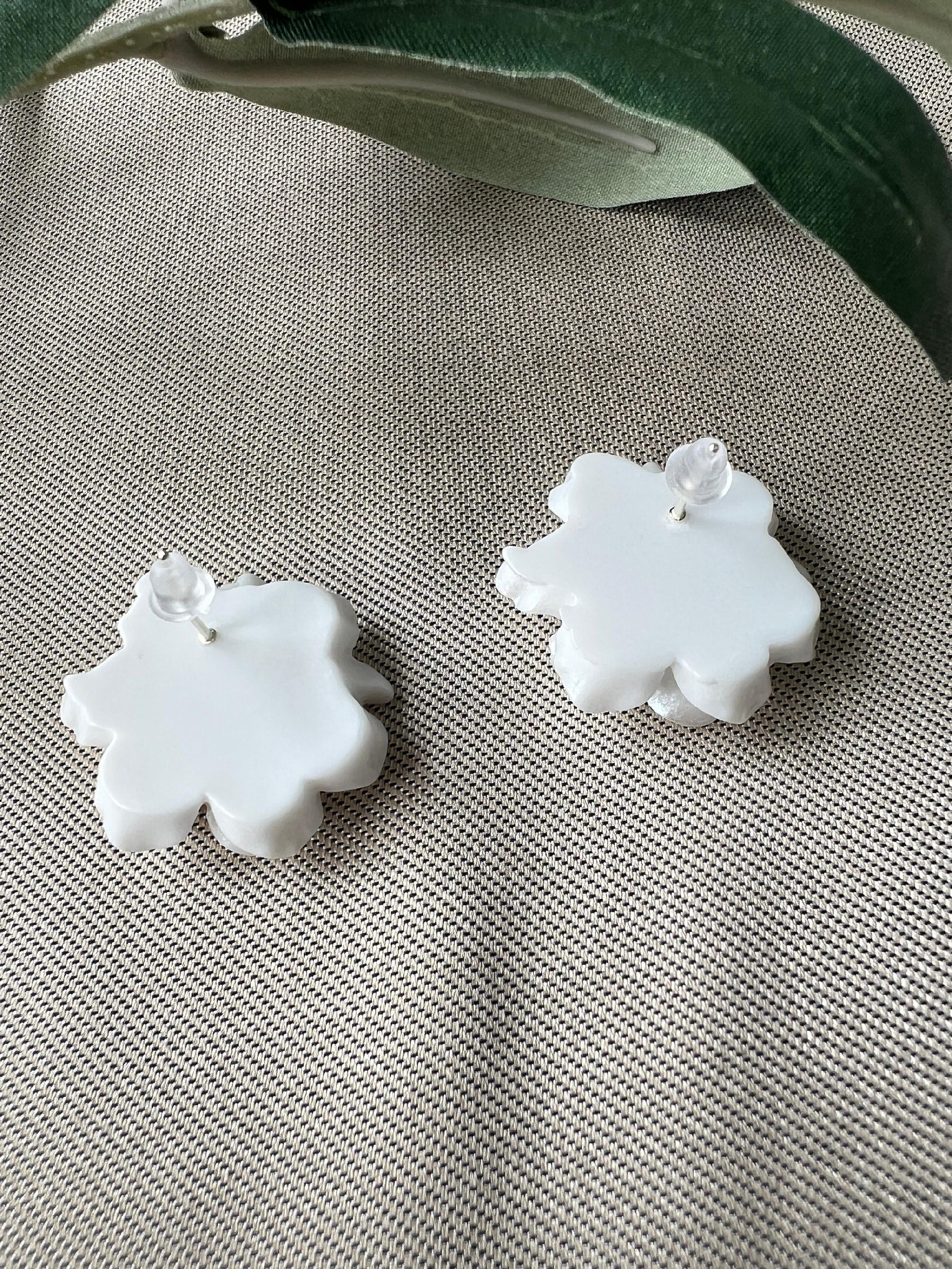 Blüten Ohrringe, weiß schimmernd, Perlmuttoptik, Ohrstecker, Brautschmuck, Brautohrringe, Hochzeit-Ohrringe-Schmuckblüte