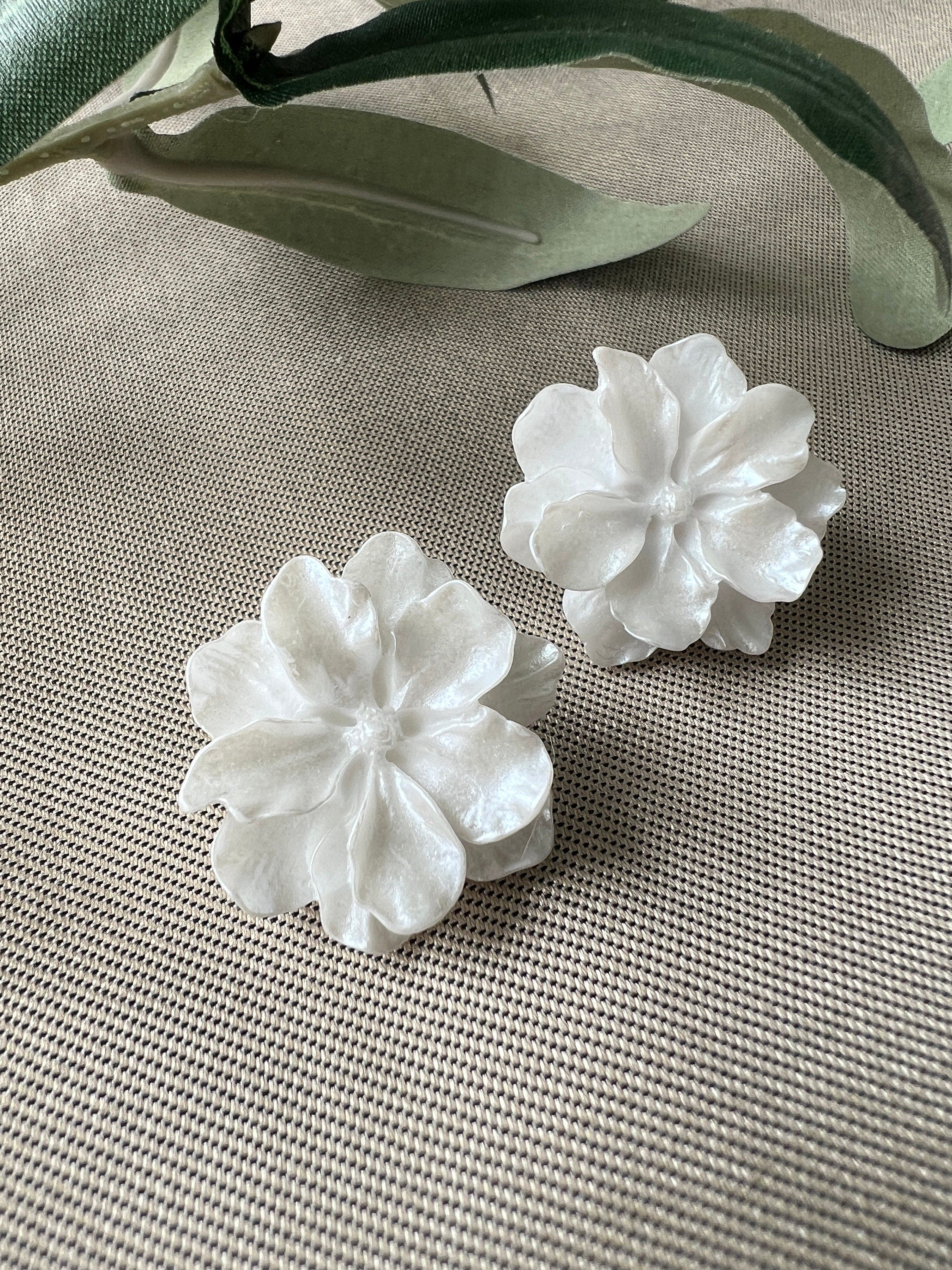 Blüten Ohrringe, weiß schimmernd, Perlmuttoptik, Ohrstecker, Brautschmuck, Brautohrringe, Hochzeit-Ohrringe-Schmuckblüte