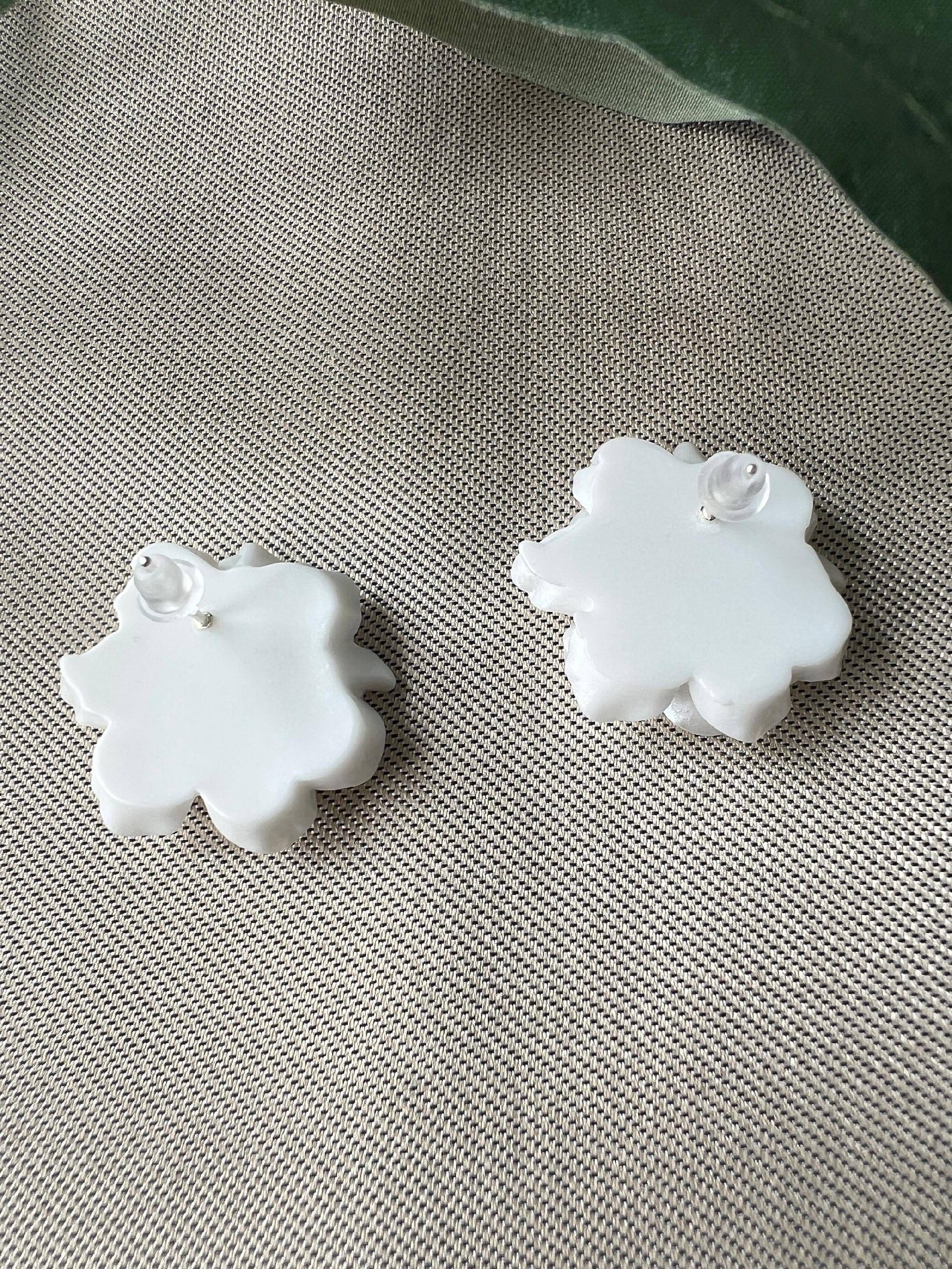 Blüten Ohrringe, weiß schimmernd, Perlmuttoptik, Ohrstecker, Brautschmuck, Brautohrringe, Hochzeit-Ohrringe-Schmuckblüte