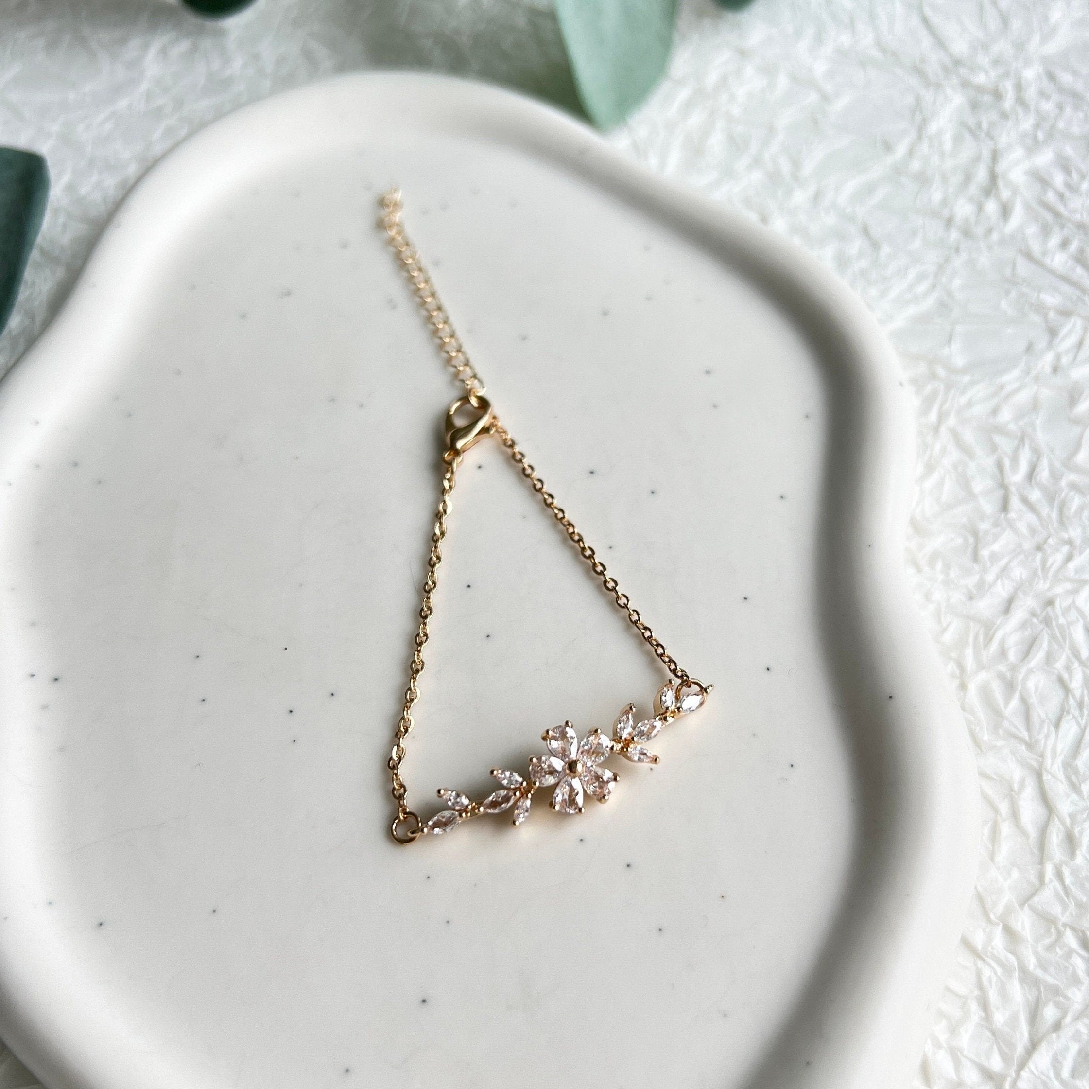 Braut Armband, Gold mit funkelnden Cubic Zirconia Steinen, Blumen, verstellbare Länge, Edelstahl,-Armbänder-Schmuckblüte