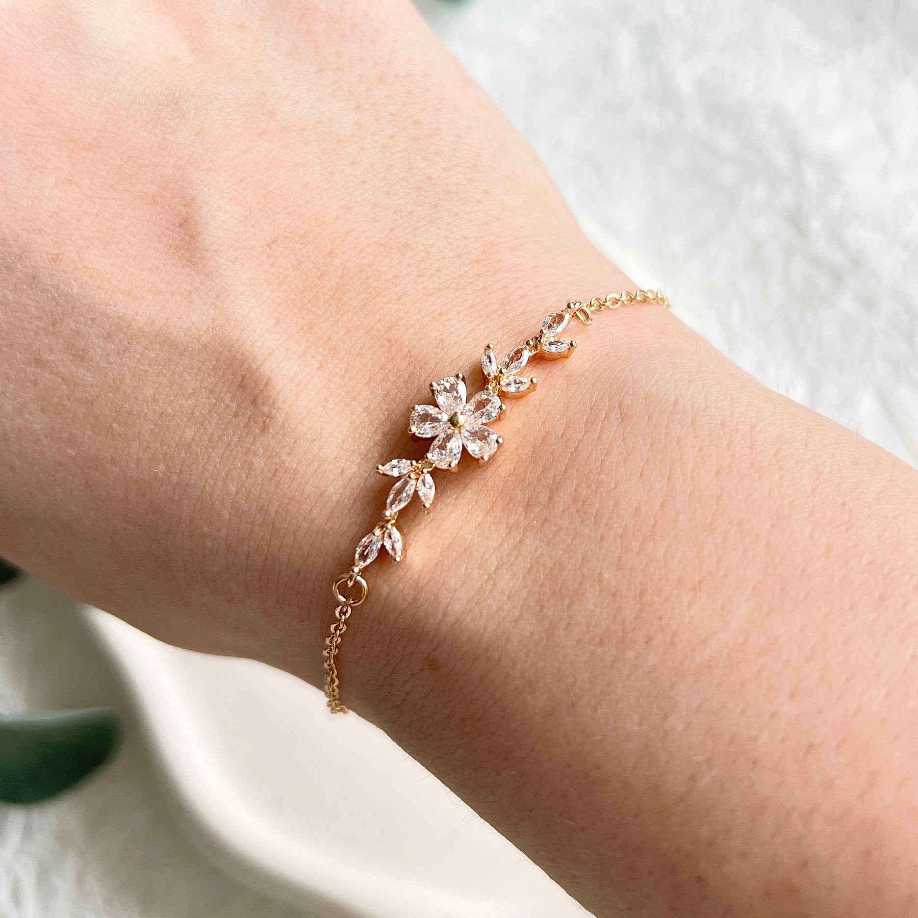 Braut Armband, Gold mit funkelnden Cubic Zirconia Steinen, Blumen, verstellbare Länge, Edelstahl,-Armbänder-Schmuckblüte