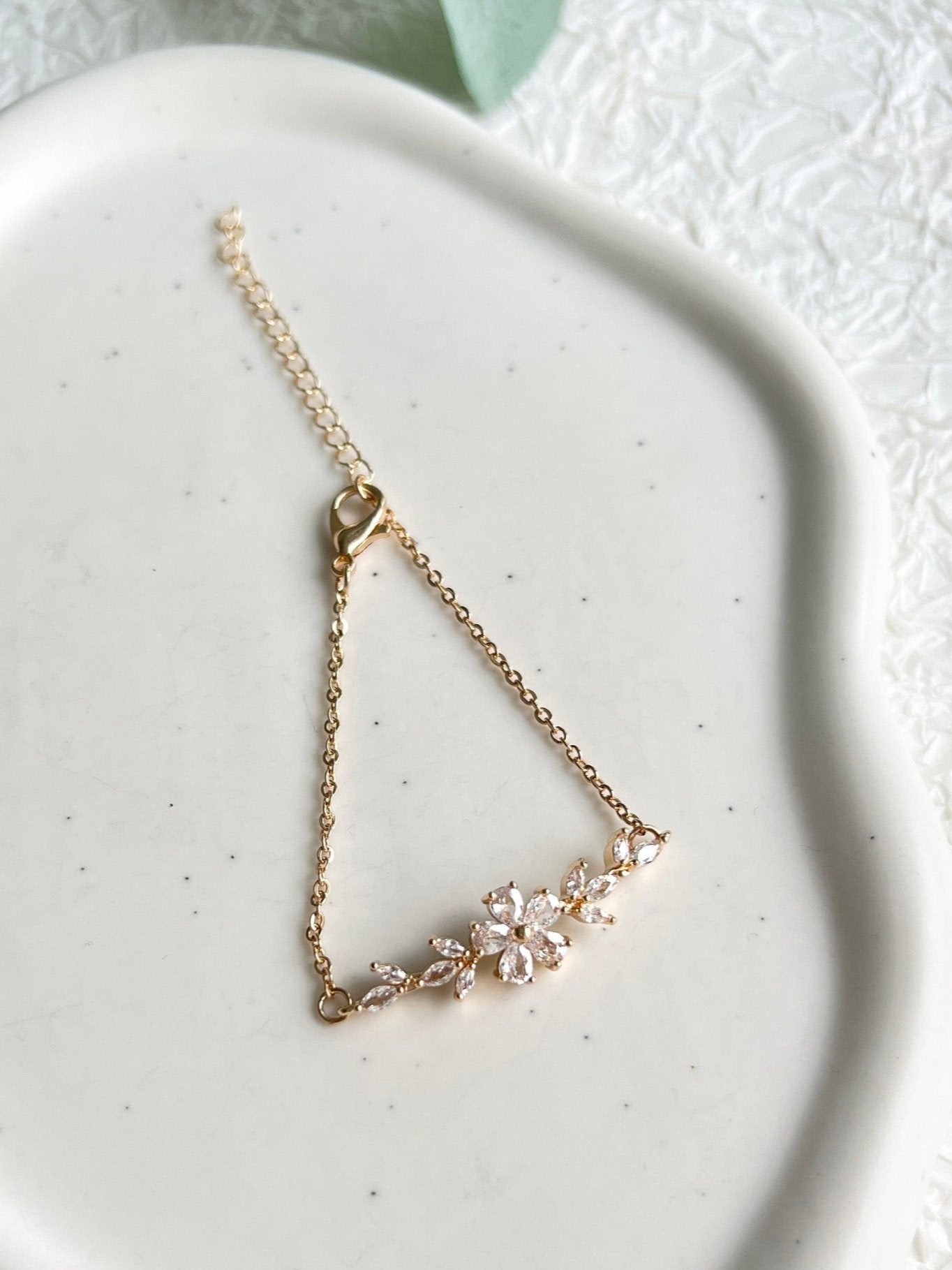 Braut Armband, Gold mit funkelnden Cubic Zirconia Steinen, Blumen, verstellbare Länge, Edelstahl,-Armbänder-Schmuckblüte