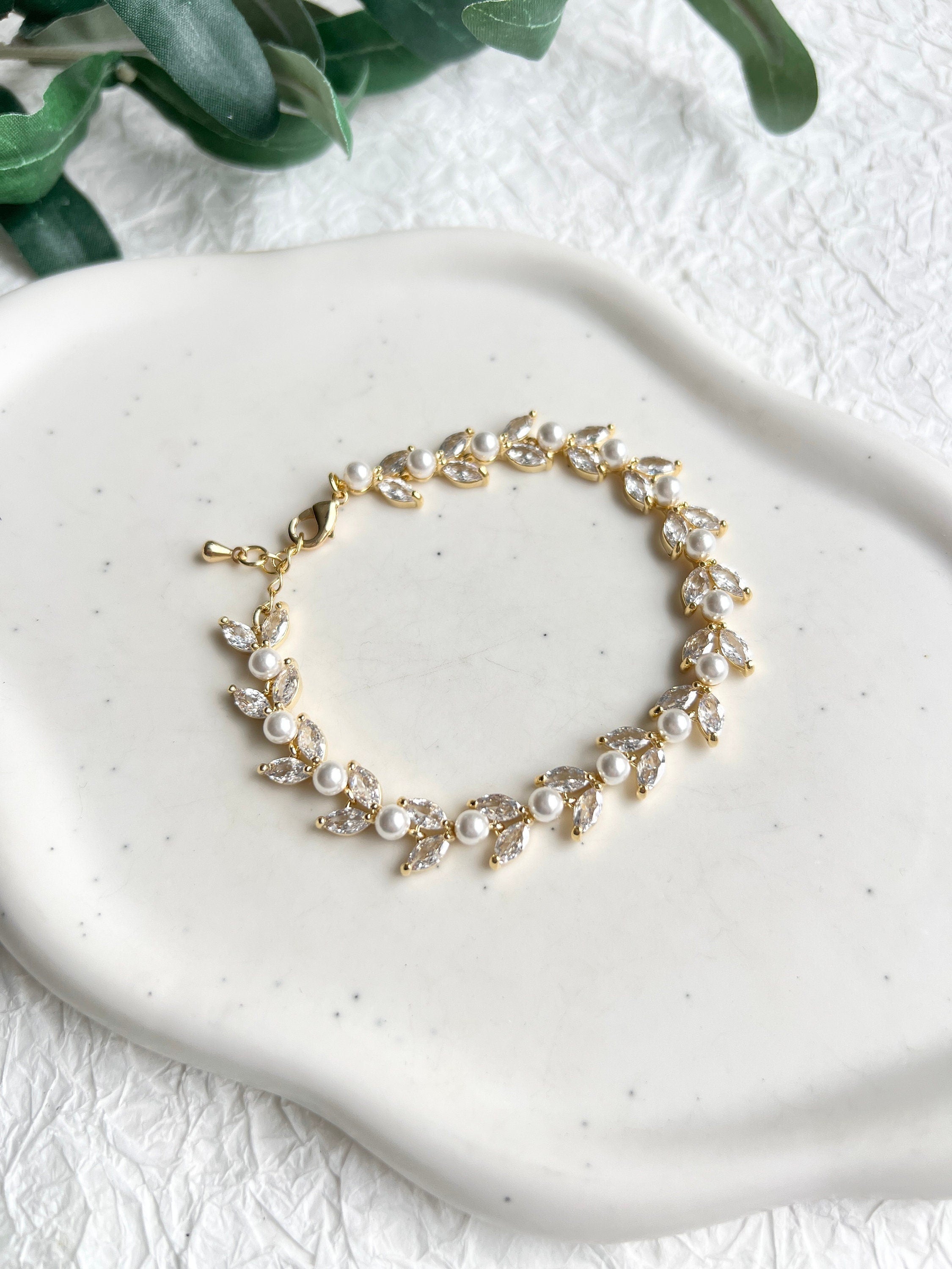 Armband, Gold, Brautschmuck, Braut, funkelnde Cubic-Zirconia-Steine, Armschmuck, feine weiße Perlen