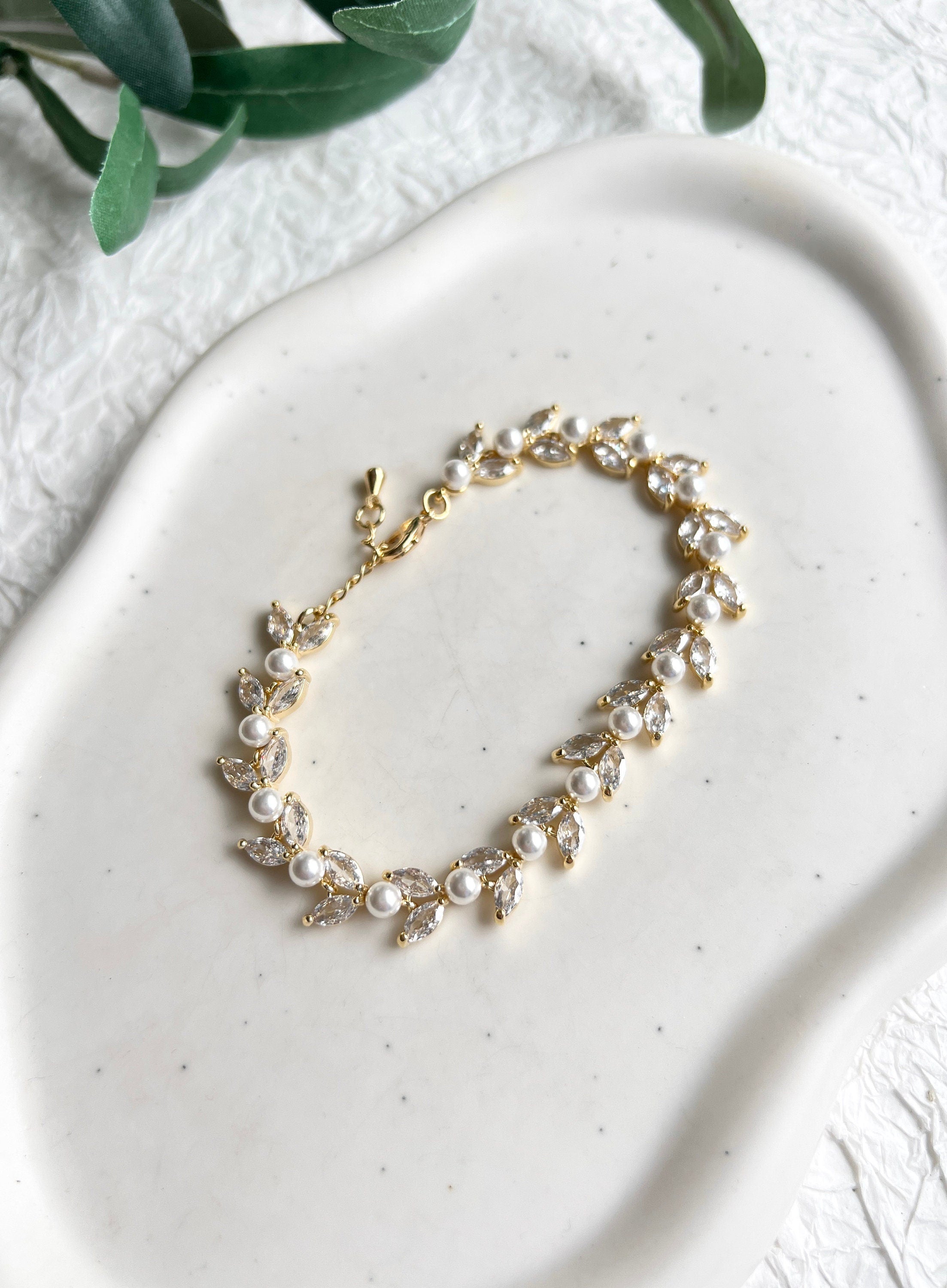 Armband, Gold, Brautschmuck, Braut, funkelnde Cubic-Zirconia-Steine, Armschmuck, feine weiße Perlen