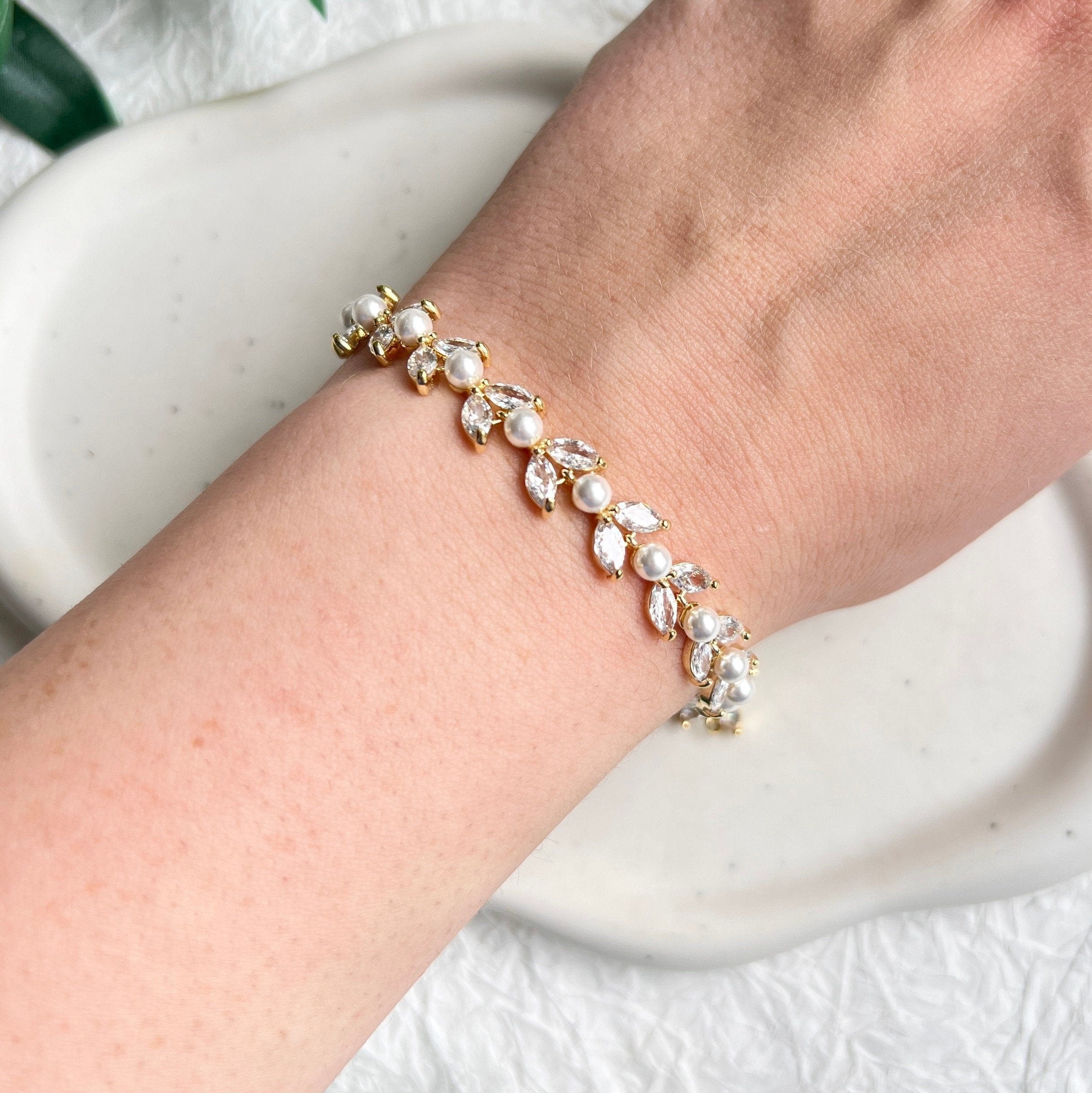 Armband, Gold, Brautschmuck, Braut, funkelnde Cubic-Zirconia-Steine, Armschmuck, feine weiße Perlen