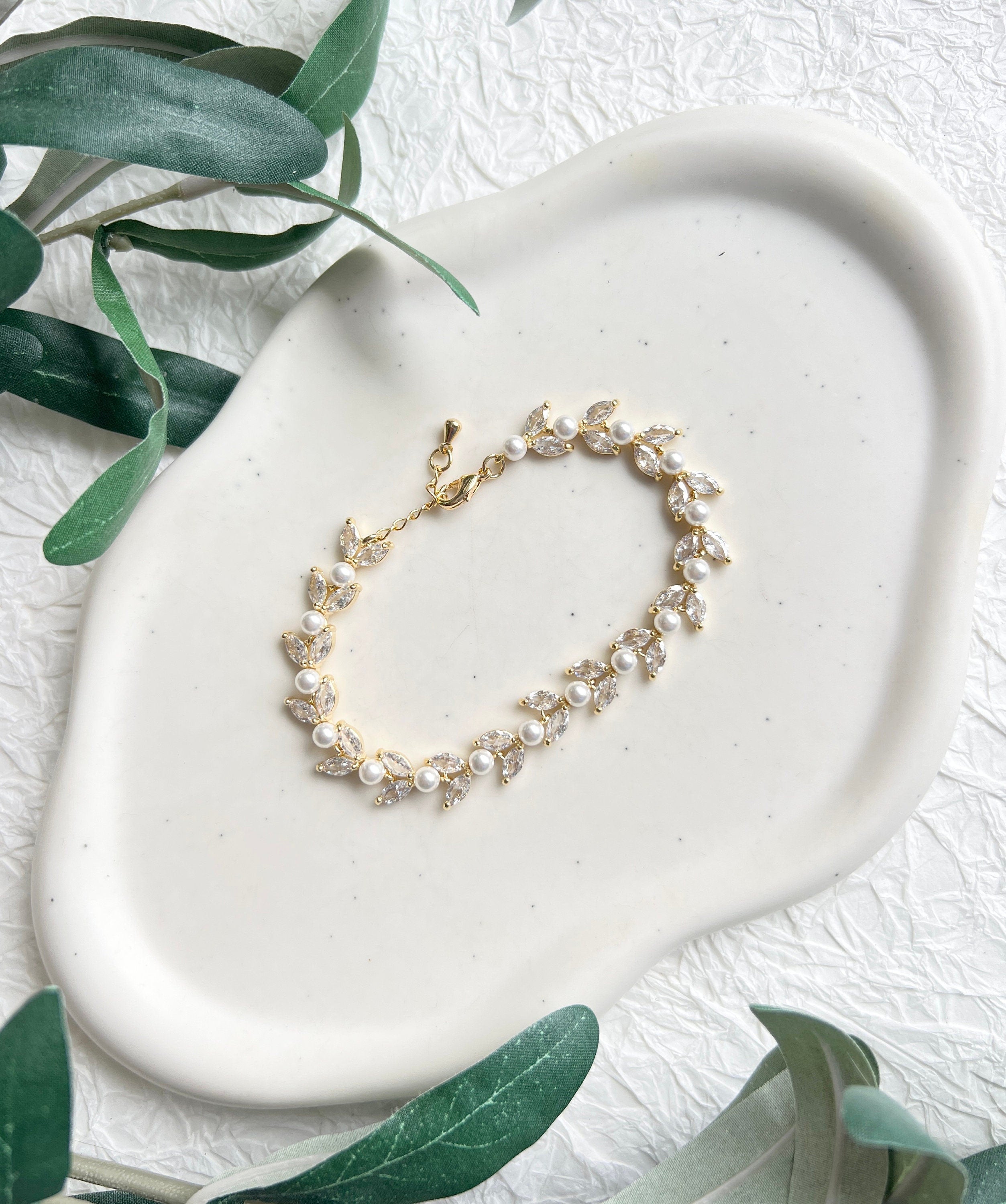 Armband, Gold, Brautschmuck, Braut, funkelnde Cubic-Zirconia-Steine, Armschmuck, feine weiße Perlen