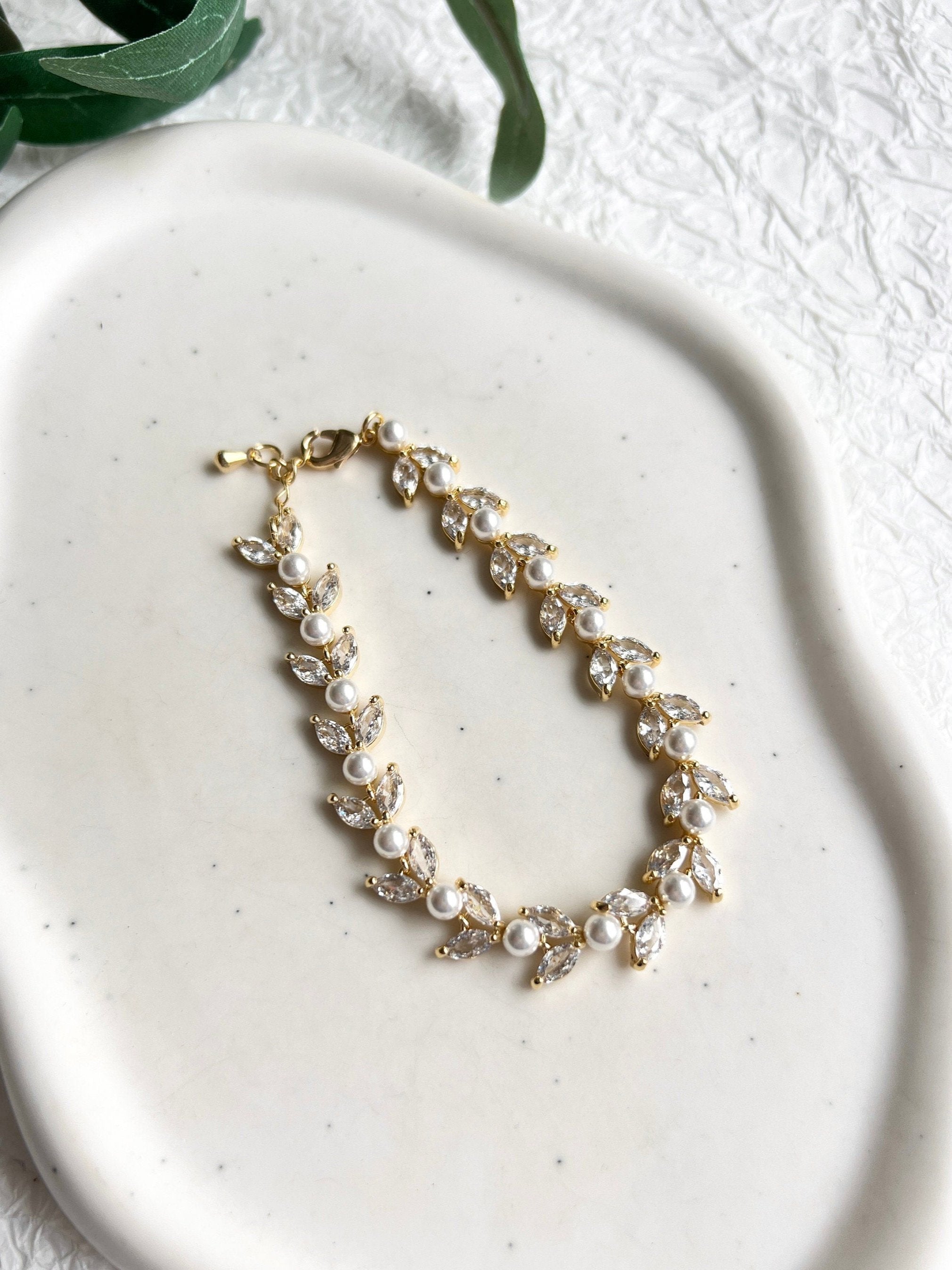 Armband, Gold, Brautschmuck, Braut, funkelnde Cubic-Zirconia-Steine, Armschmuck, feine weiße Perlen
