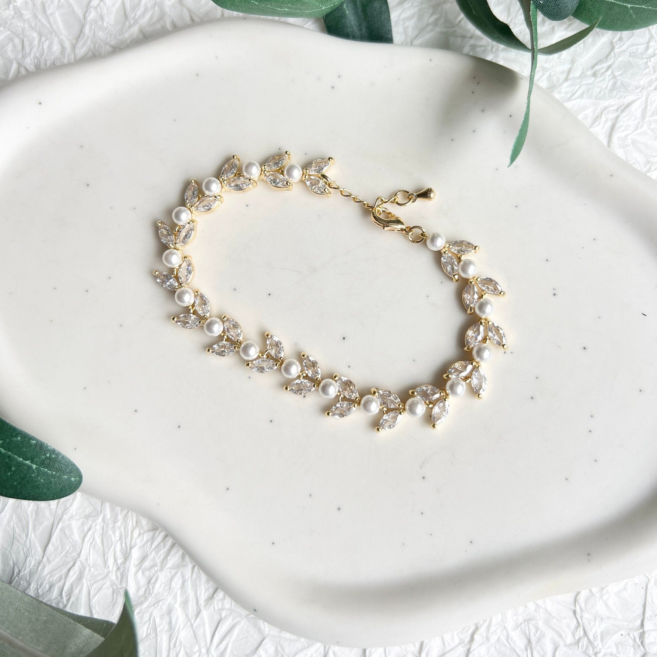 Brautarmband, Gold, Roségold oder Silber, Brautschmuck, weisse feine Perlen, Perlenschmuck, edles Perlenarmband, hochwertiger Schmuck, Hochzeit, Geschenk für Sie, Frauen