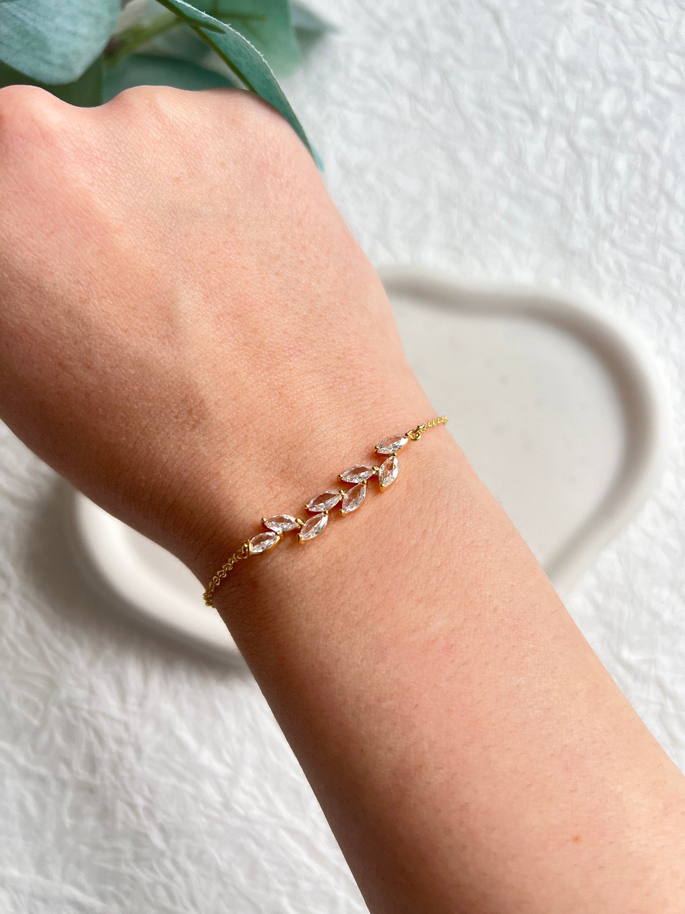 Braut Armband mit funkelnden Cubic Zirconia Steinen, verstellbare Länge - Gold-Armbänder-Schmuckblüte