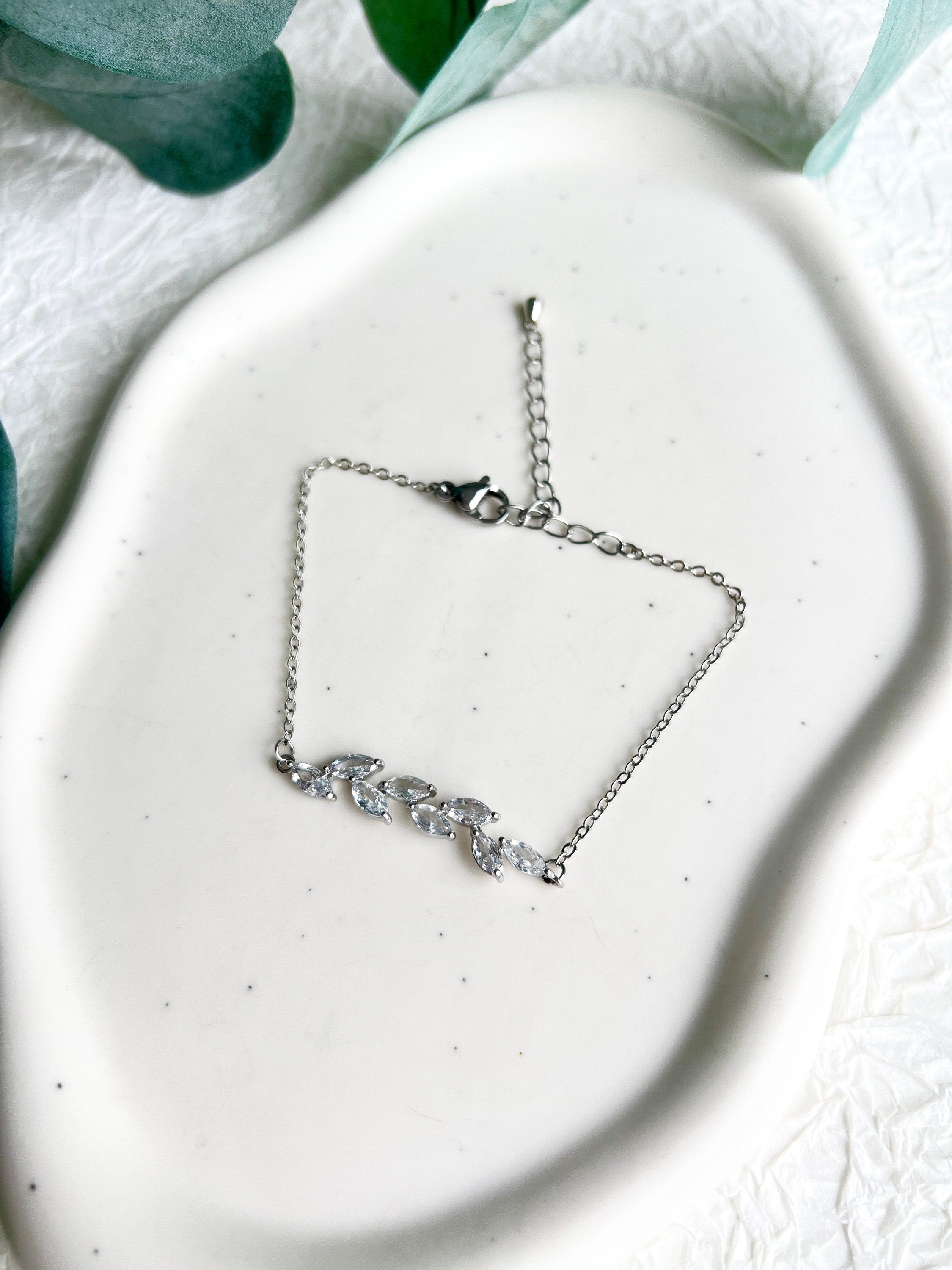 Braut Armband mit funkelnden Cubic Zirconia Steinen, verstellbare Länge - Silber-Armbänder-Schmuckblüte
