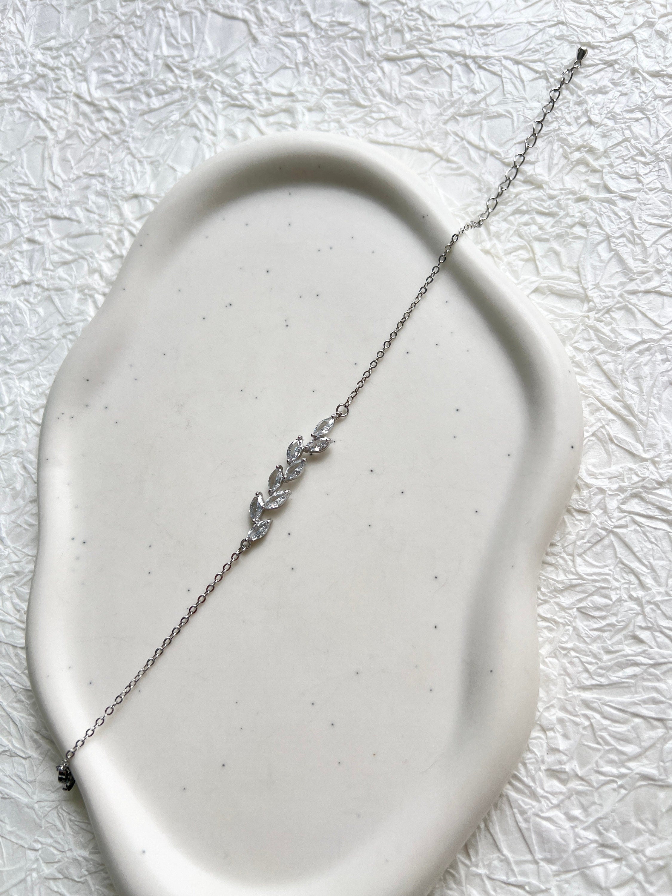 Braut Armband mit funkelnden Cubic Zirconia Steinen, verstellbare Länge - Silber-Armbänder-Schmuckblüte