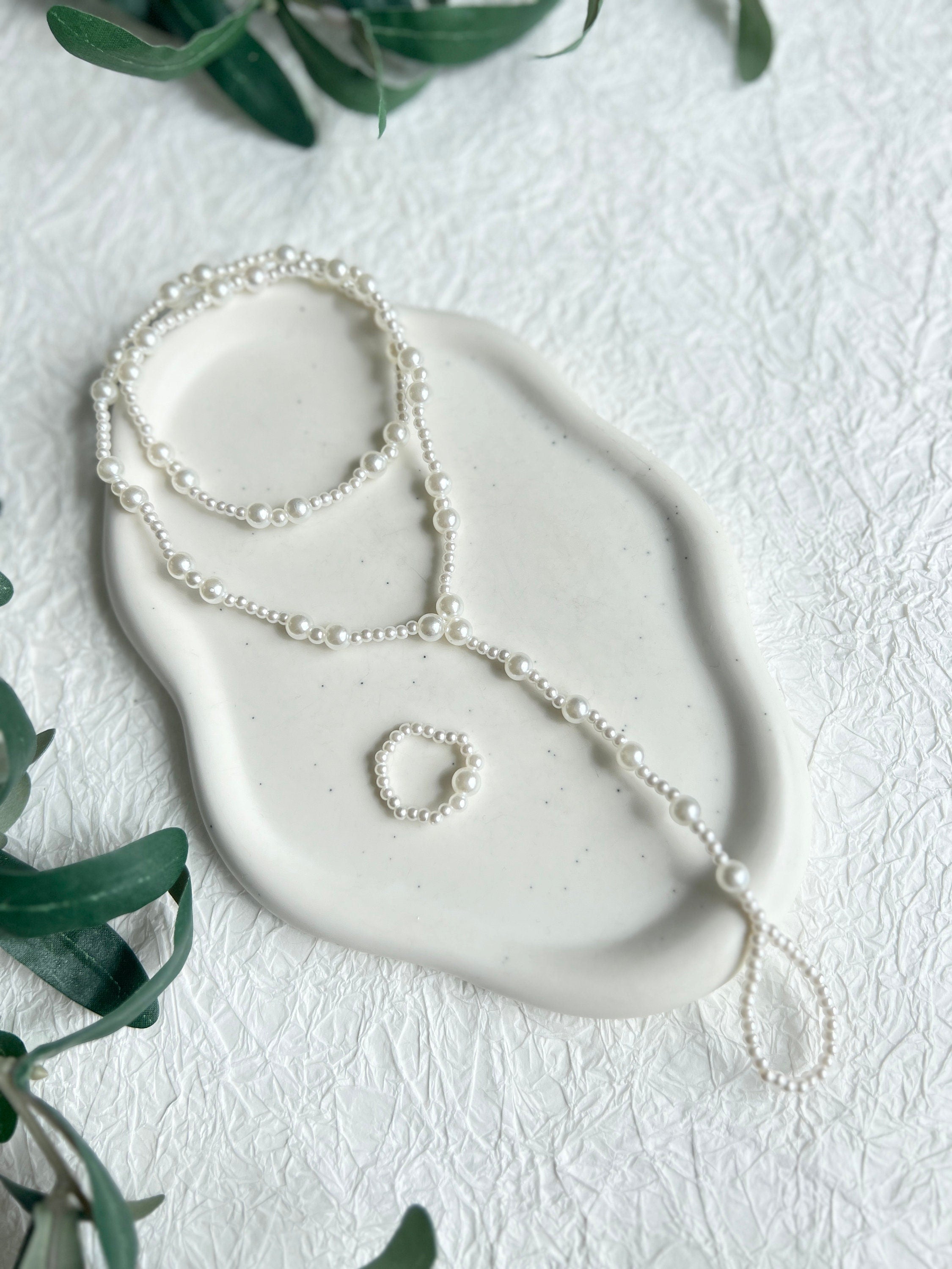Braut Fußschmuck, Perlen Barfußsandalen, weiß, Perlenschmuck, Schmuck Fuss Hochzeit, filigran,-Schmuckblüte