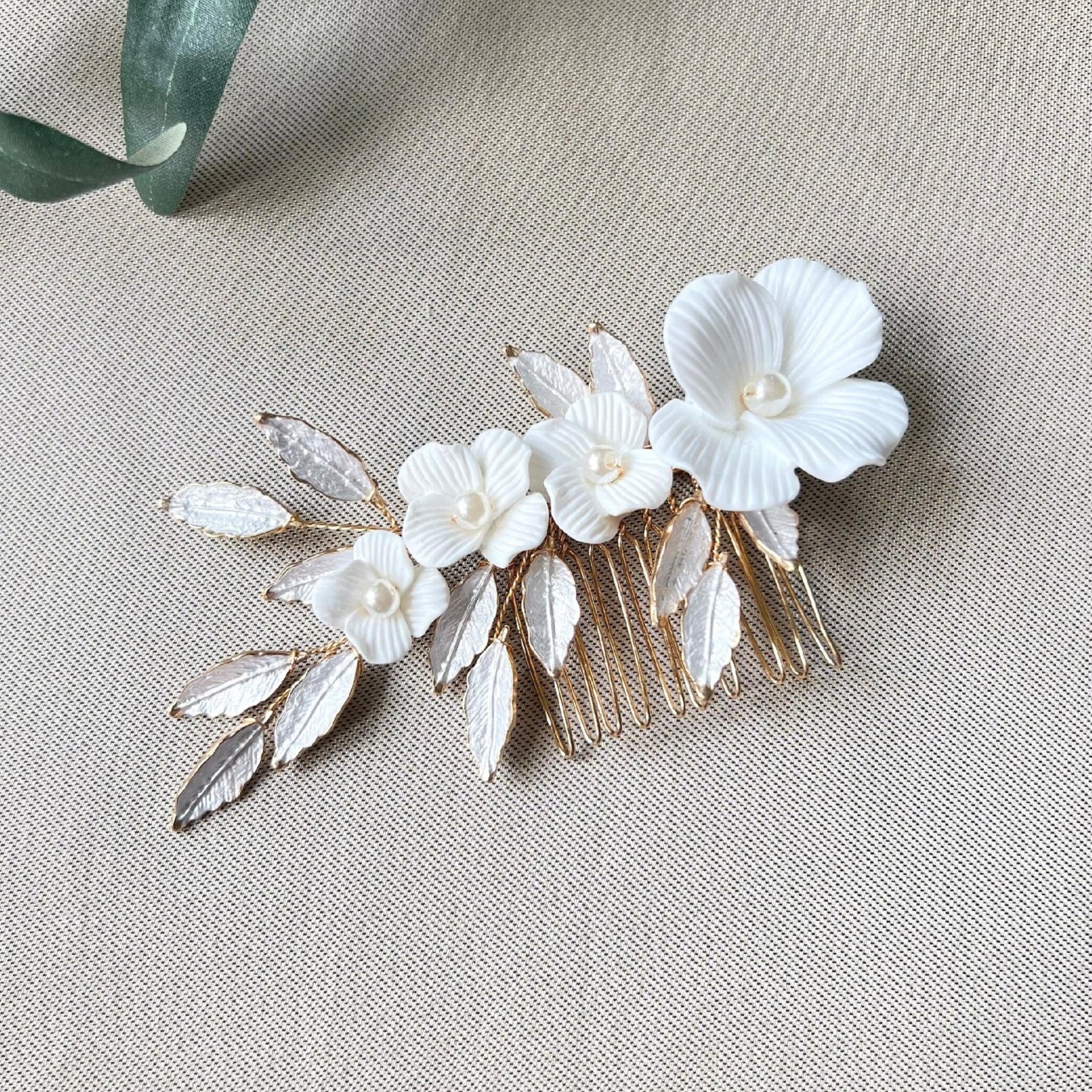 Braut Haarkamm, Blüten Silber und Gold, Haarschmuck, glänzende Blätter, weiße Couture - Gold-Brauthaarschmuck-Schmuckblüte