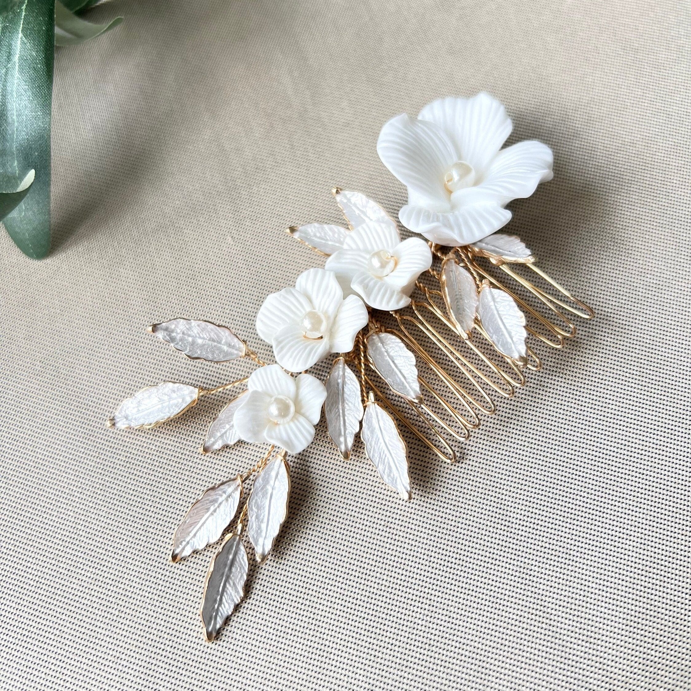 Braut Haarkamm, Blüten Silber und Gold, Haarschmuck, glänzende Blätter, weiße Couture - Gold-Brauthaarschmuck-Schmuckblüte