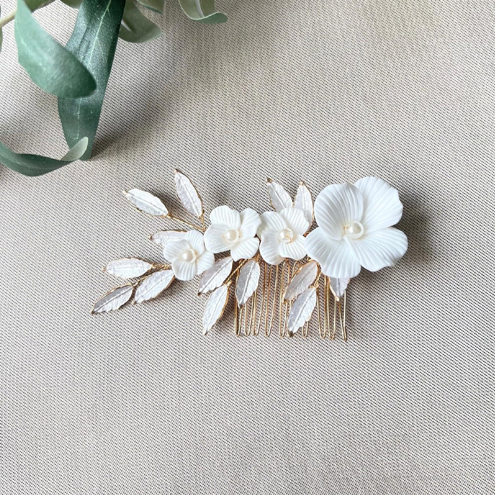 Braut Haarkamm, Blüten Silber und Gold, Haarschmuck, glänzende Blätter, weiße Couture - Gold-Brauthaarschmuck-Schmuckblüte