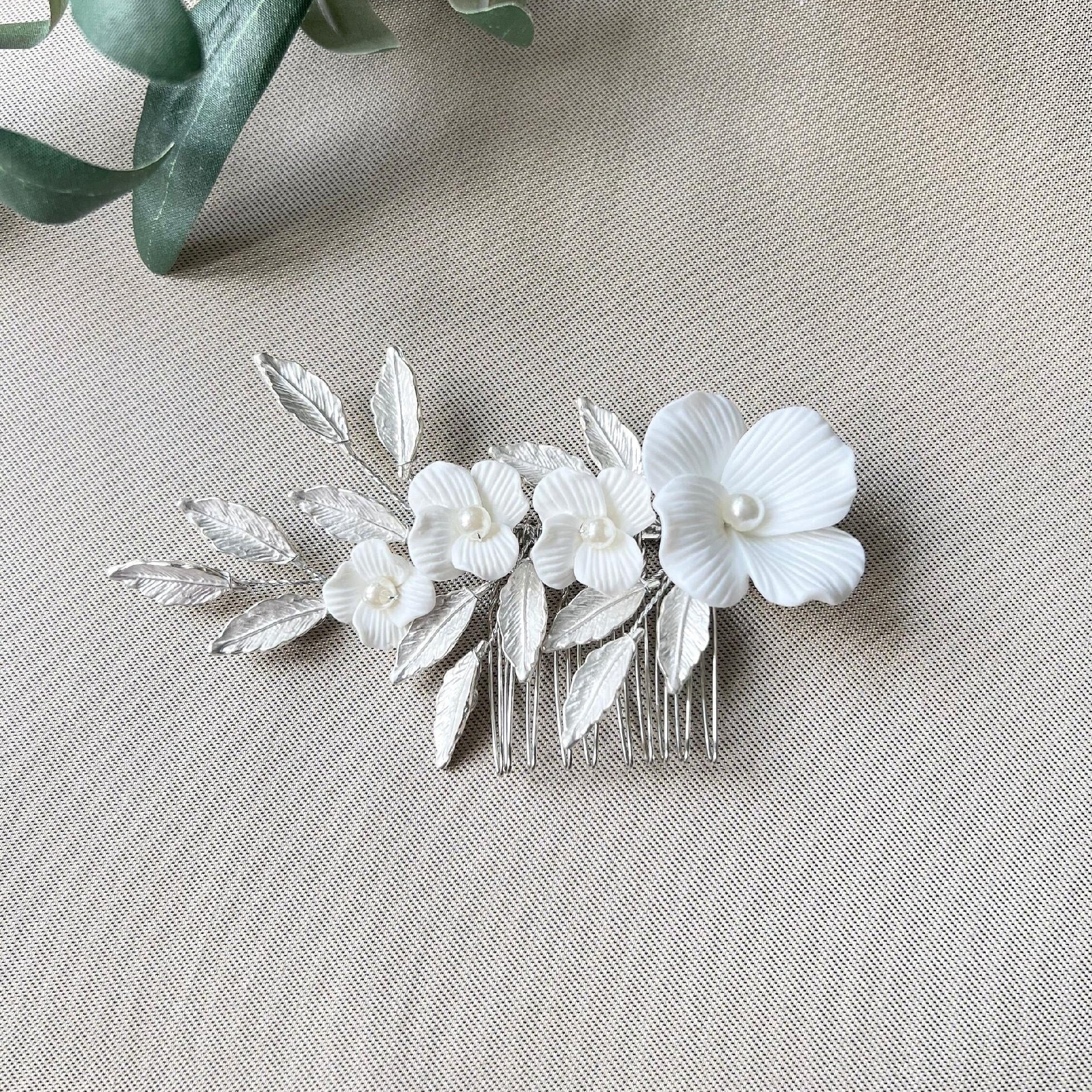 Braut Haarkamm, Blüten Silber und Gold, Haarschmuck, glänzende Blätter, weiße Couture - Silber-Brauthaarschmuck-Schmuckblüte