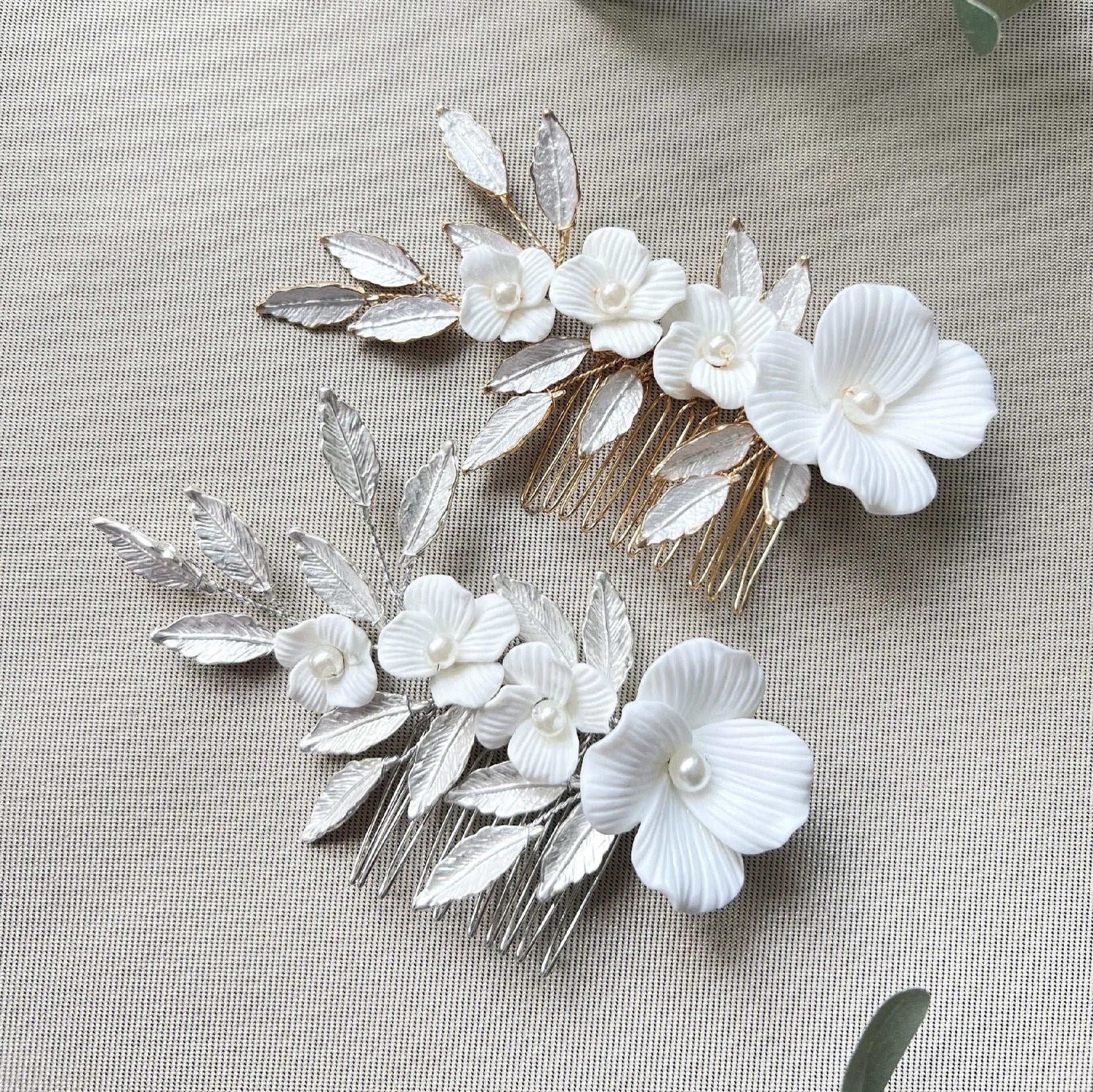 Braut Haarkamm, Blüten Silber und Gold, Haarschmuck, glänzende Blätter, weiße Couture - Silber-Brauthaarschmuck-Schmuckblüte