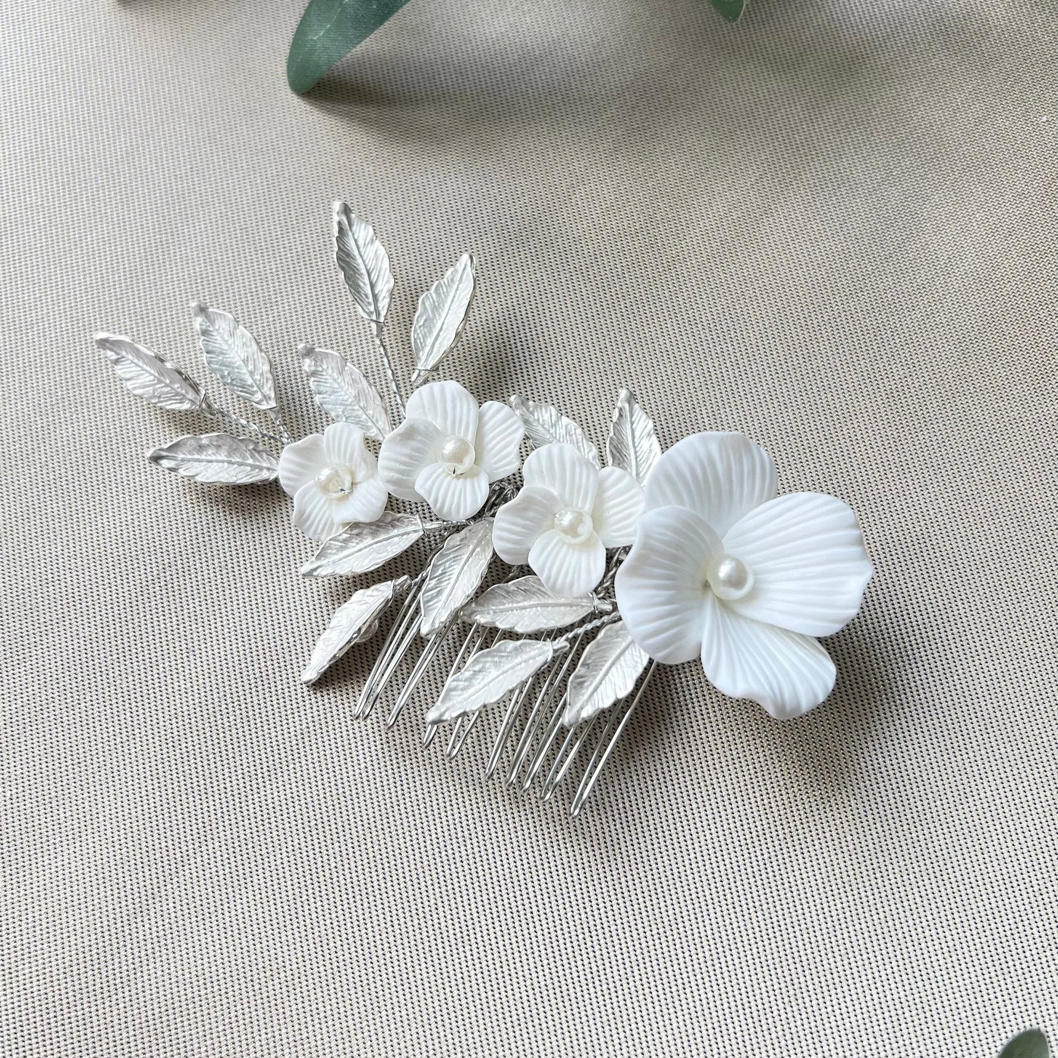 Braut Haarkamm, Blüten Silber und Gold, Haarschmuck, glänzende Blätter, weiße Couture - Silber-Brauthaarschmuck-Schmuckblüte