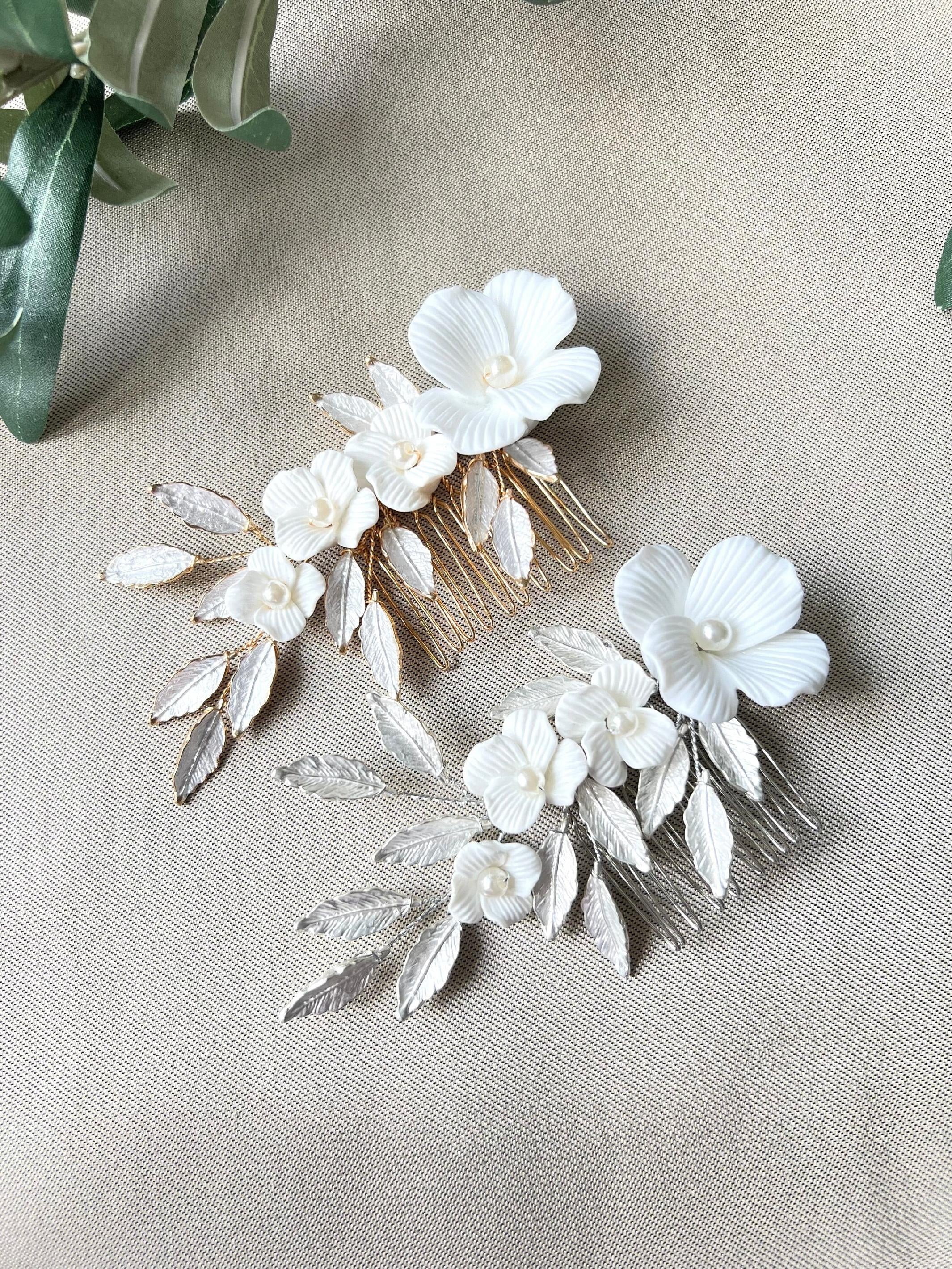 Braut Haarkamm, Blüten Silber und Gold, Haarschmuck, glänzende Blätter, weiße Couture - Silber-Brauthaarschmuck-Schmuckblüte