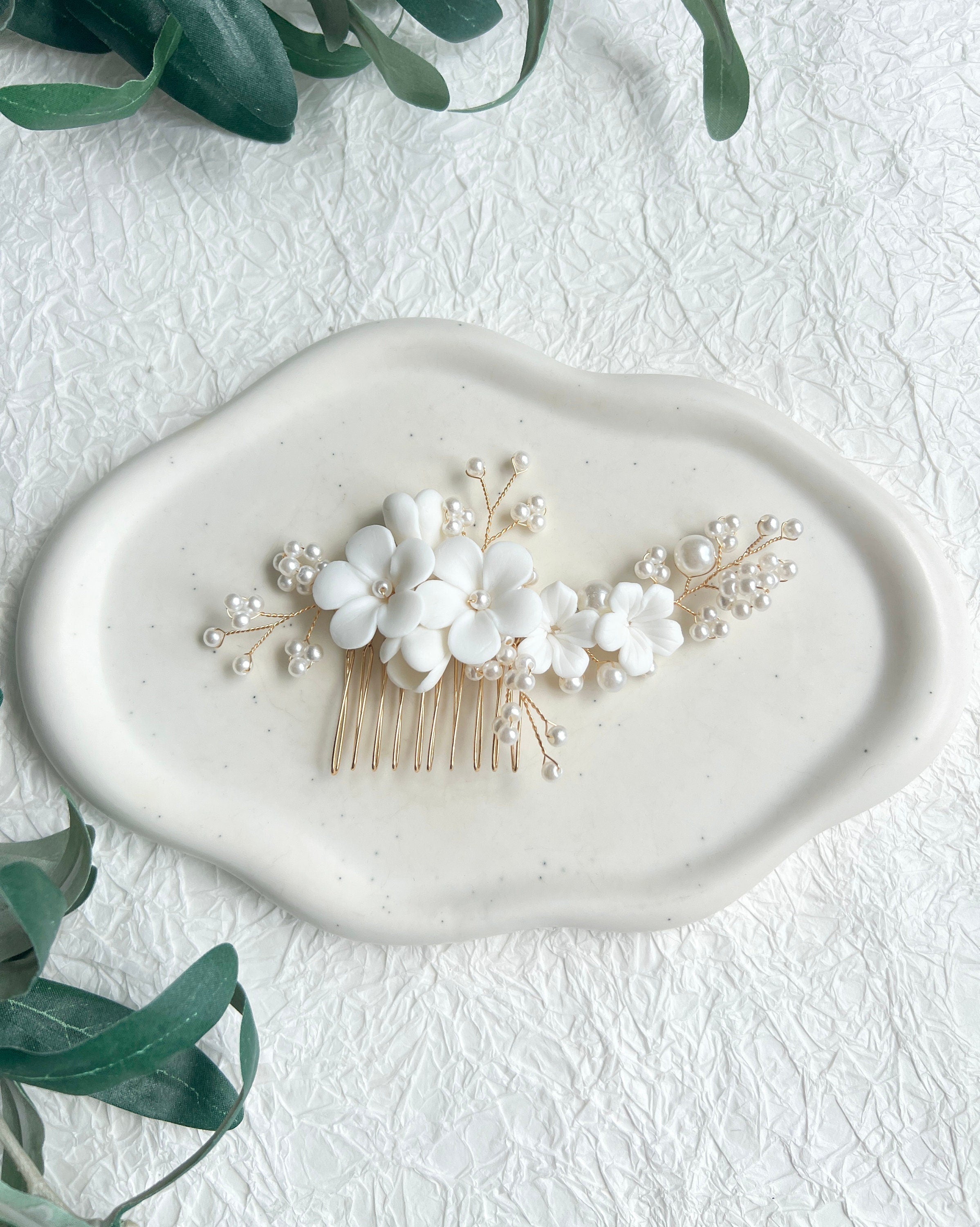 Haarkamm, Brautschmuck, Gold, weiße Perlen und Keramikblumen, Blueten, Brautfrisur, Haarschmuck, Hochzeit Schmuck, Perlenschmuck, hochwertiger Brauthaarkamm