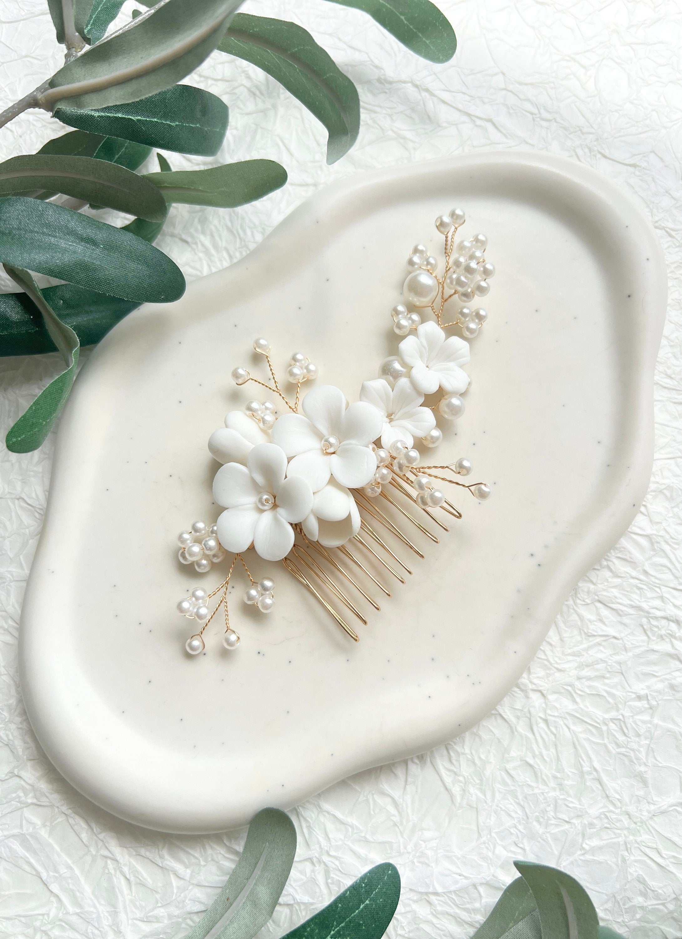 Haarkamm, Brautschmuck, Gold, weiße Perlen und Keramikblumen, Blueten, Brautfrisur, Haarschmuck, Hochzeit Schmuck, Perlenschmuck, hochwertiger Brauthaarkamm