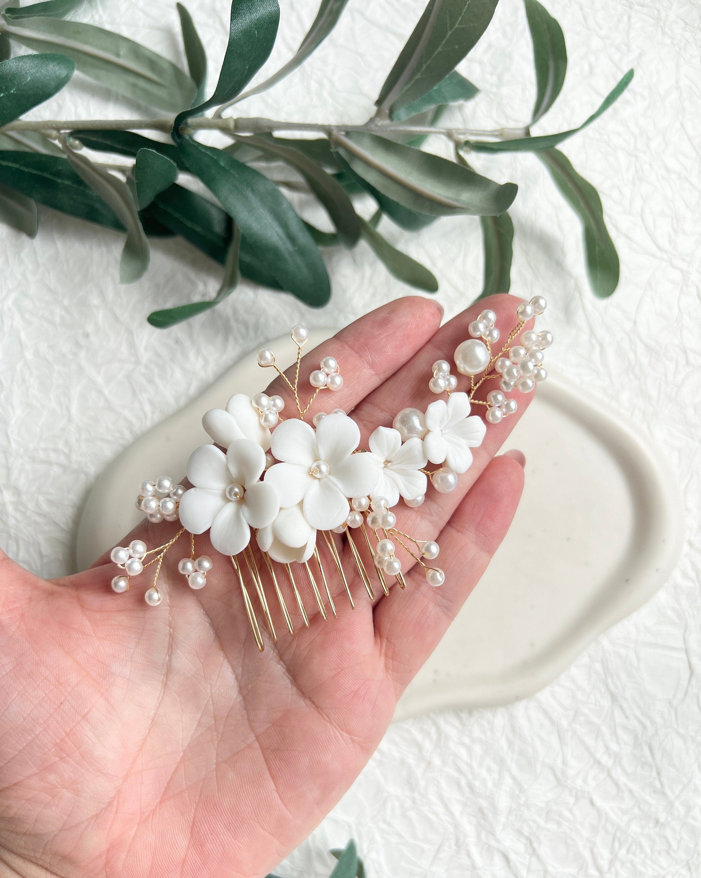 Haarkamm, Brautschmuck, Gold, weiße Perlen und Keramikblumen, Blueten, Brautfrisur, Haarschmuck, Hochzeit Schmuck, Perlenschmuck, hochwertiger Brauthaarkamm