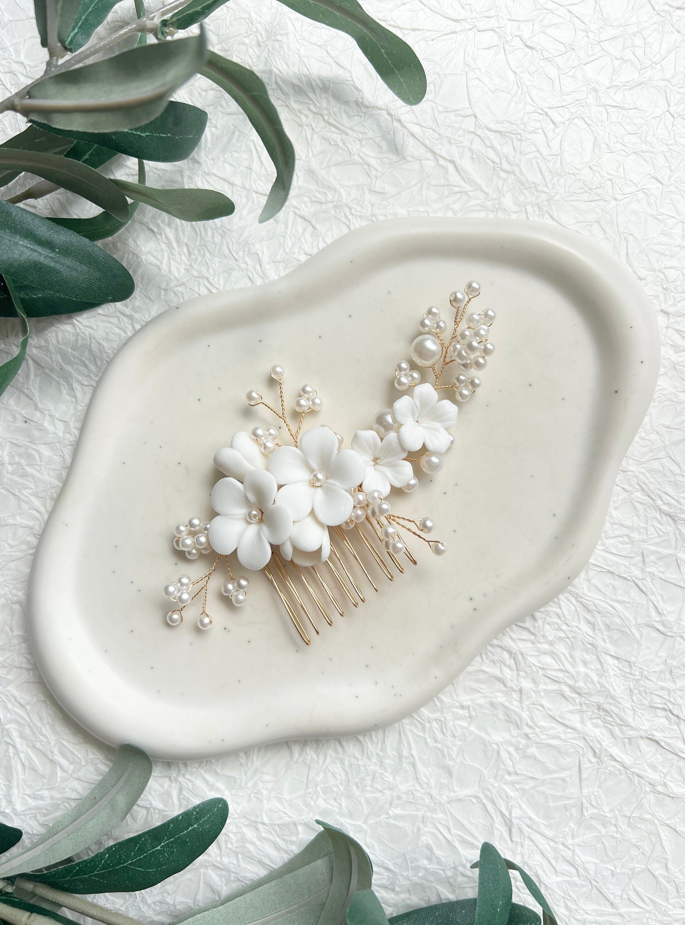 Haarkamm, Brautschmuck, Gold, weiße Perlen und Keramikblumen, Blueten, Brautfrisur, Haarschmuck, Hochzeit Schmuck, Perlenschmuck, hochwertiger Brauthaarkamm