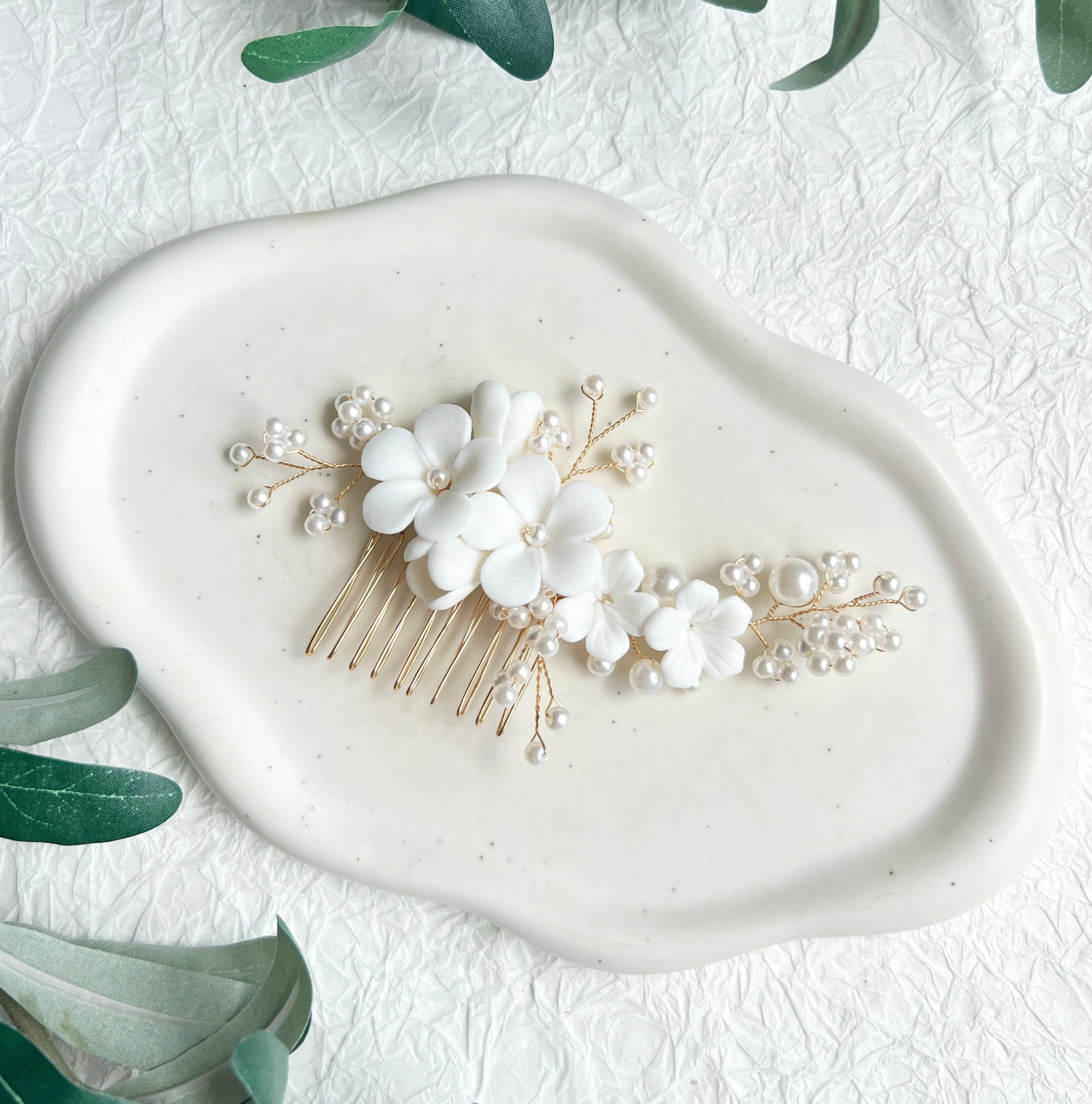 Haarkamm, Brautschmuck, Gold, weiße Perlen und Keramikblumen, Blueten, Brautfrisur, Haarschmuck, Hochzeit Schmuck, Perlenschmuck, hochwertiger Brauthaarkamm