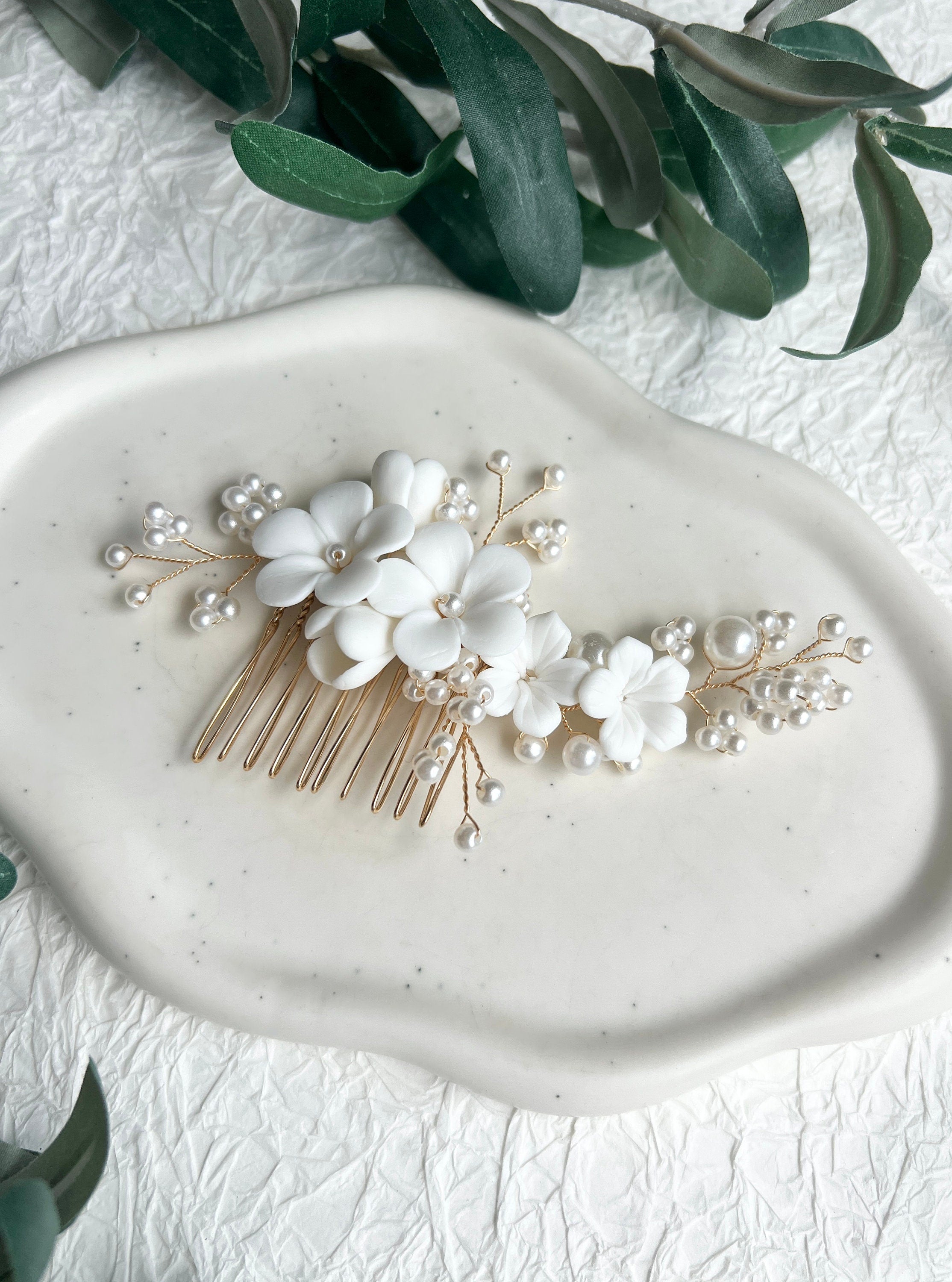 Haarkamm, Brautschmuck, Gold, weiße Perlen und Keramikblumen, Blueten, Brautfrisur, Haarschmuck, Hochzeit Schmuck, Perlenschmuck, hochwertiger Brauthaarkamm