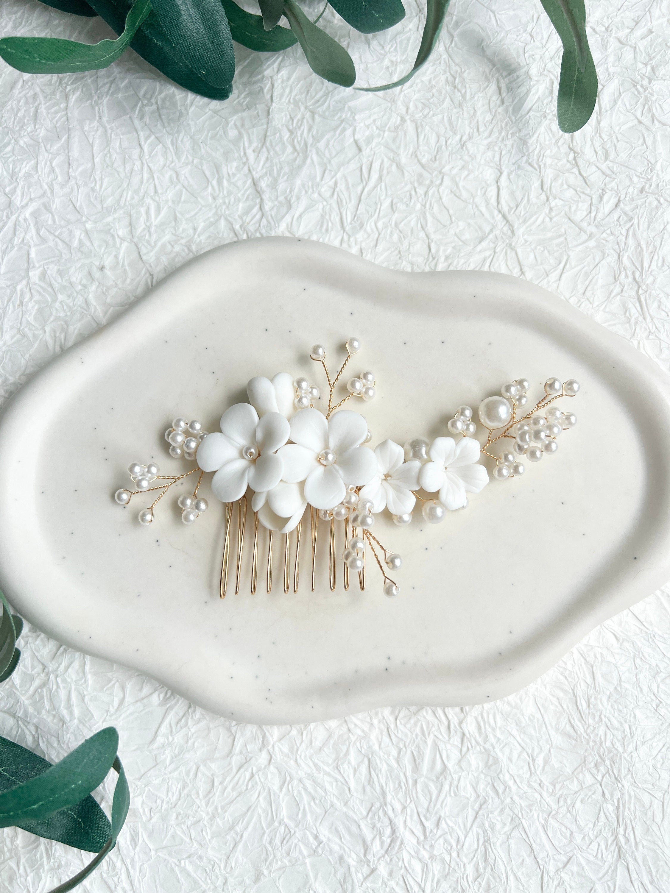 Haarkamm, Brautschmuck, Gold, weiße Perlen und Keramikblumen, Blueten, Brautfrisur, Haarschmuck, Hochzeit Schmuck, Perlenschmuck, hochwertiger Brauthaarkamm