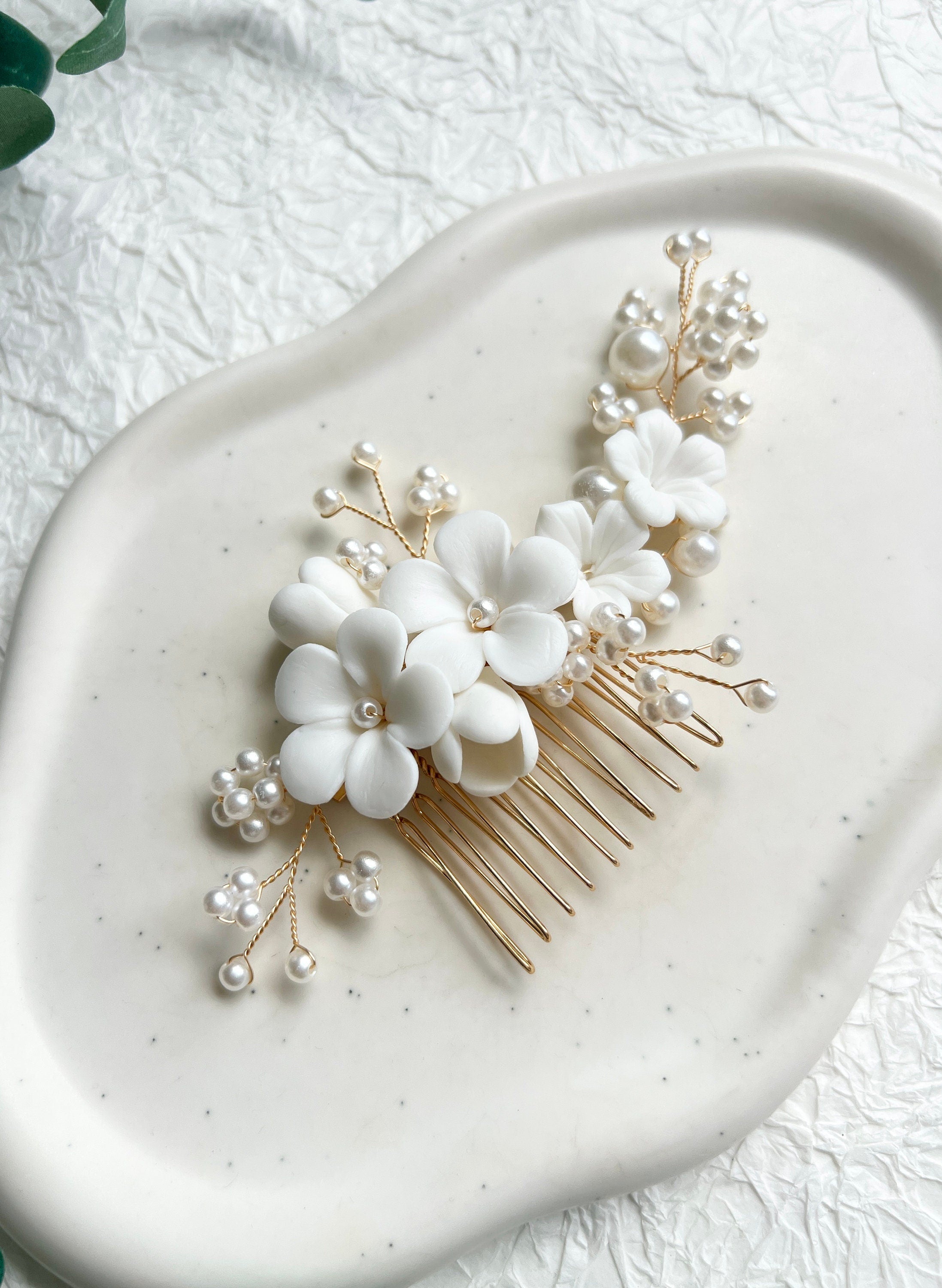 Haarkamm, Brautschmuck, Gold, weiße Perlen und Keramikblumen, Blueten, Brautfrisur, Haarschmuck, Hochzeit Schmuck, Perlenschmuck, hochwertiger Brauthaarkamm