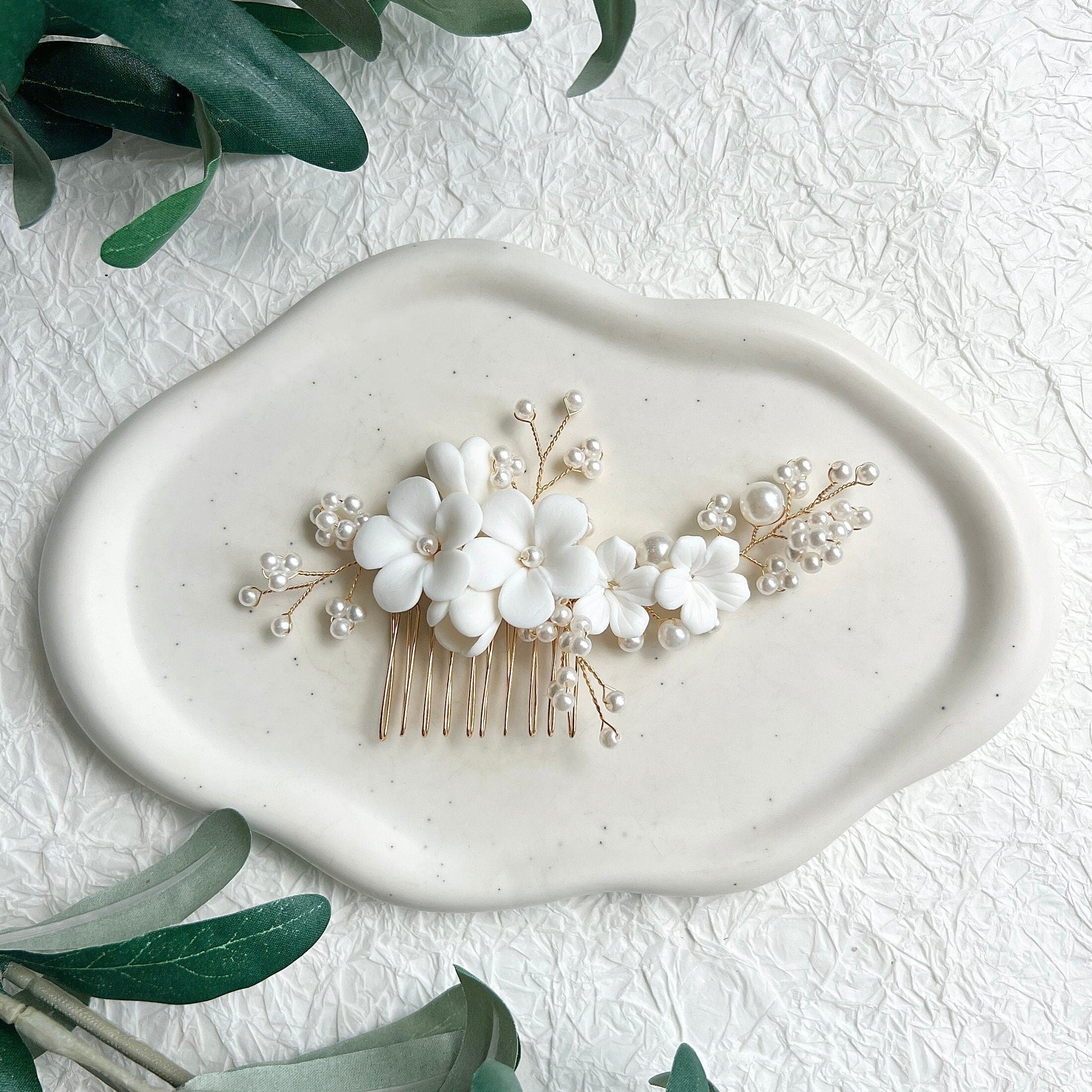 Haarkamm, Brautschmuck, Gold, weiße Perlen und Keramikblumen, Blueten, Brautfrisur, Haarschmuck, Hochzeit Schmuck, Perlenschmuck, hochwertiger Brauthaarkamm