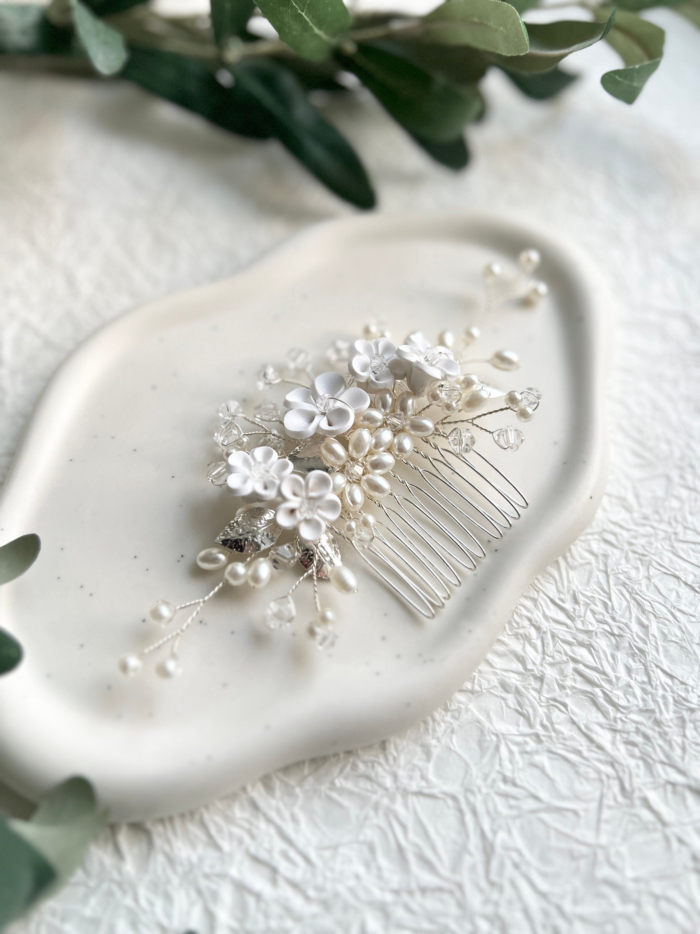 Braut Haarkamm, Silber, Blätter, weiße Blüten und Perlen, Brautschmuck, Brauthaarschmuck floral,-Brauthaarschmuck-Schmuckblüte