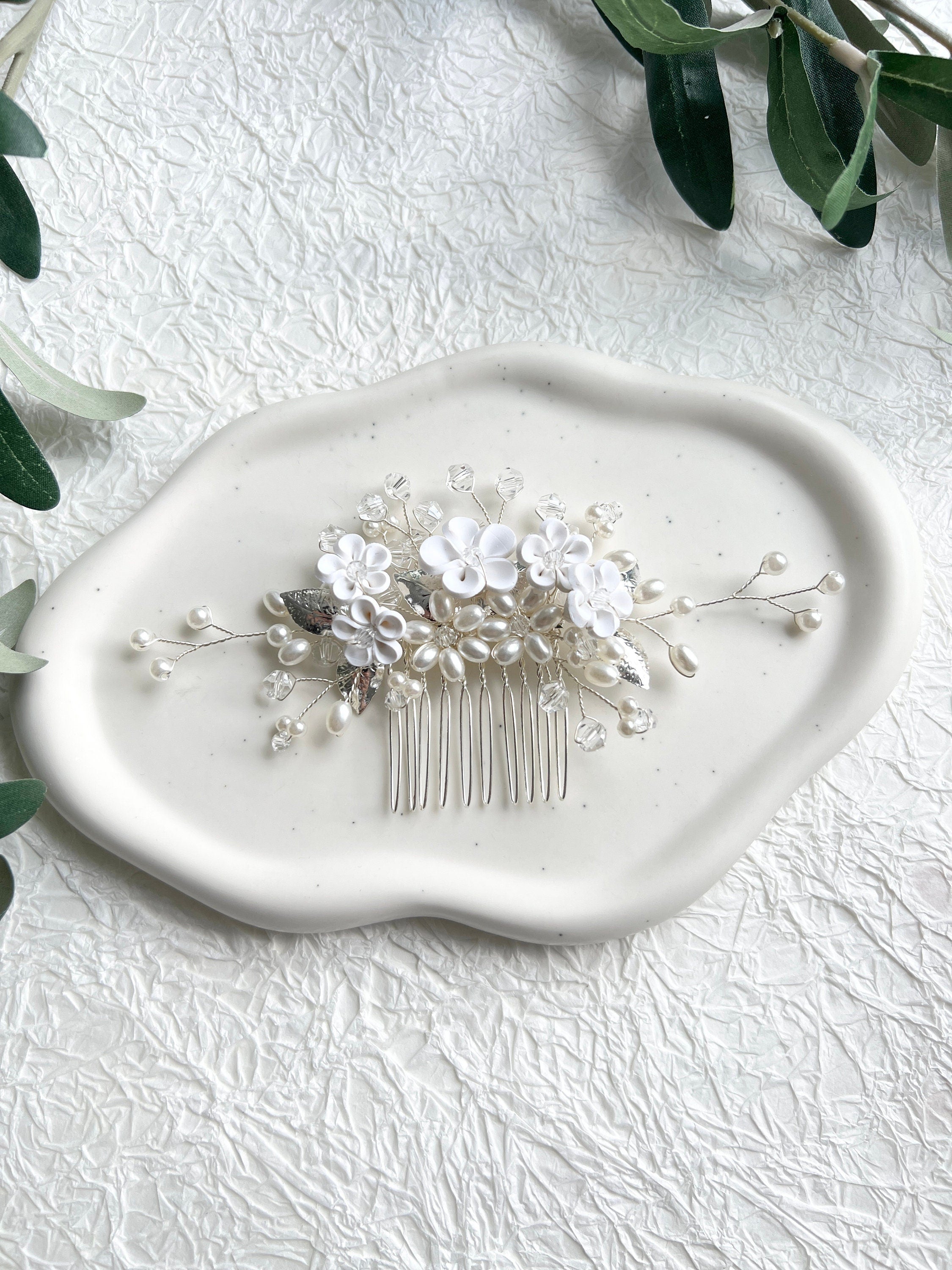 Braut Haarkamm, Silber, Blätter, weiße Blüten und Perlen, Brautschmuck, Brauthaarschmuck floral,-Brauthaarschmuck-Schmuckblüte