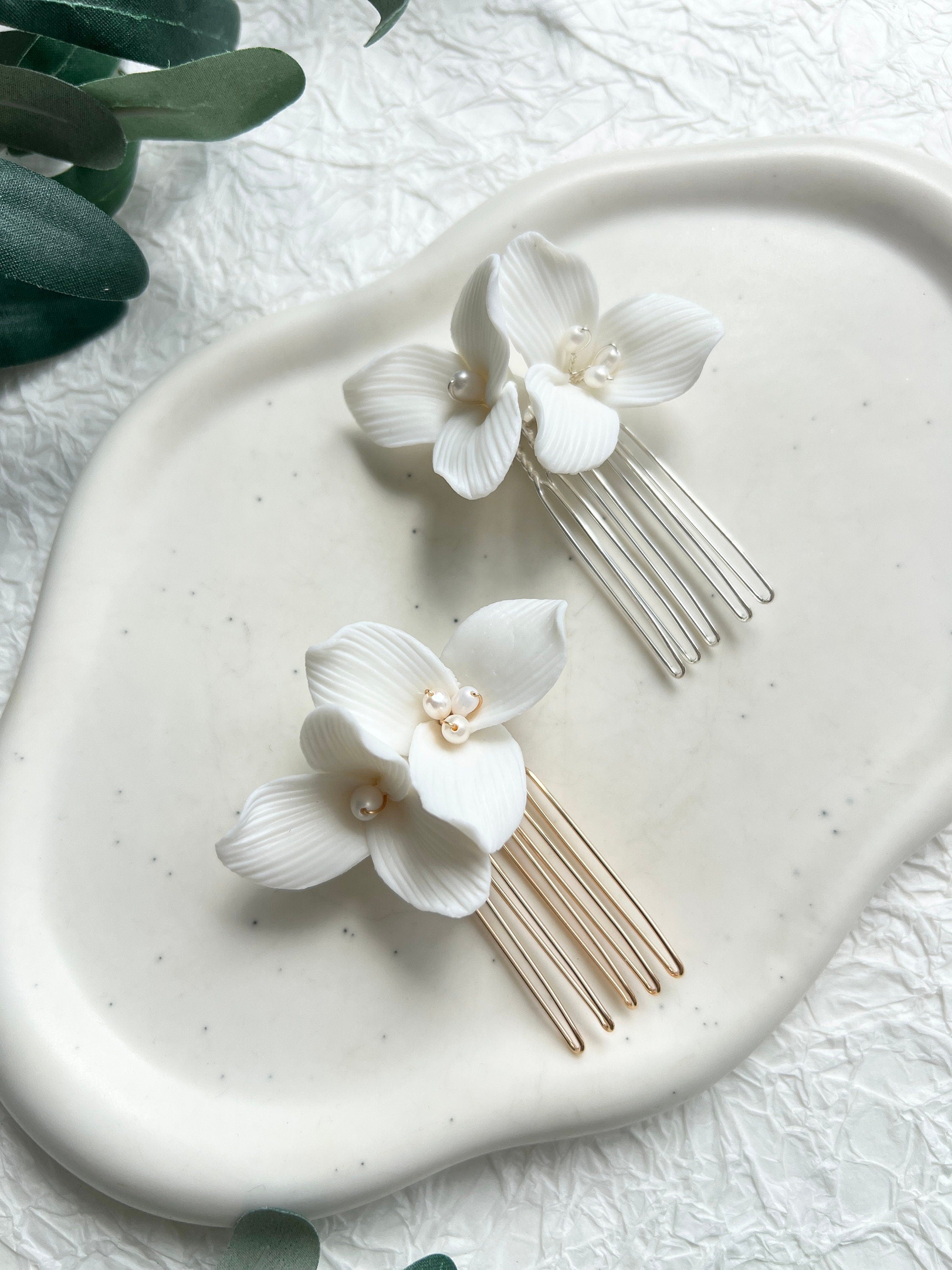 Haarkamm, Gold, weiße Keramik Blüten, Blumen Haarschmuck, Brautschmuck, Standesamt, feine Blumen, weiße Perlen, Schmuck Hochzeit, Haarspange