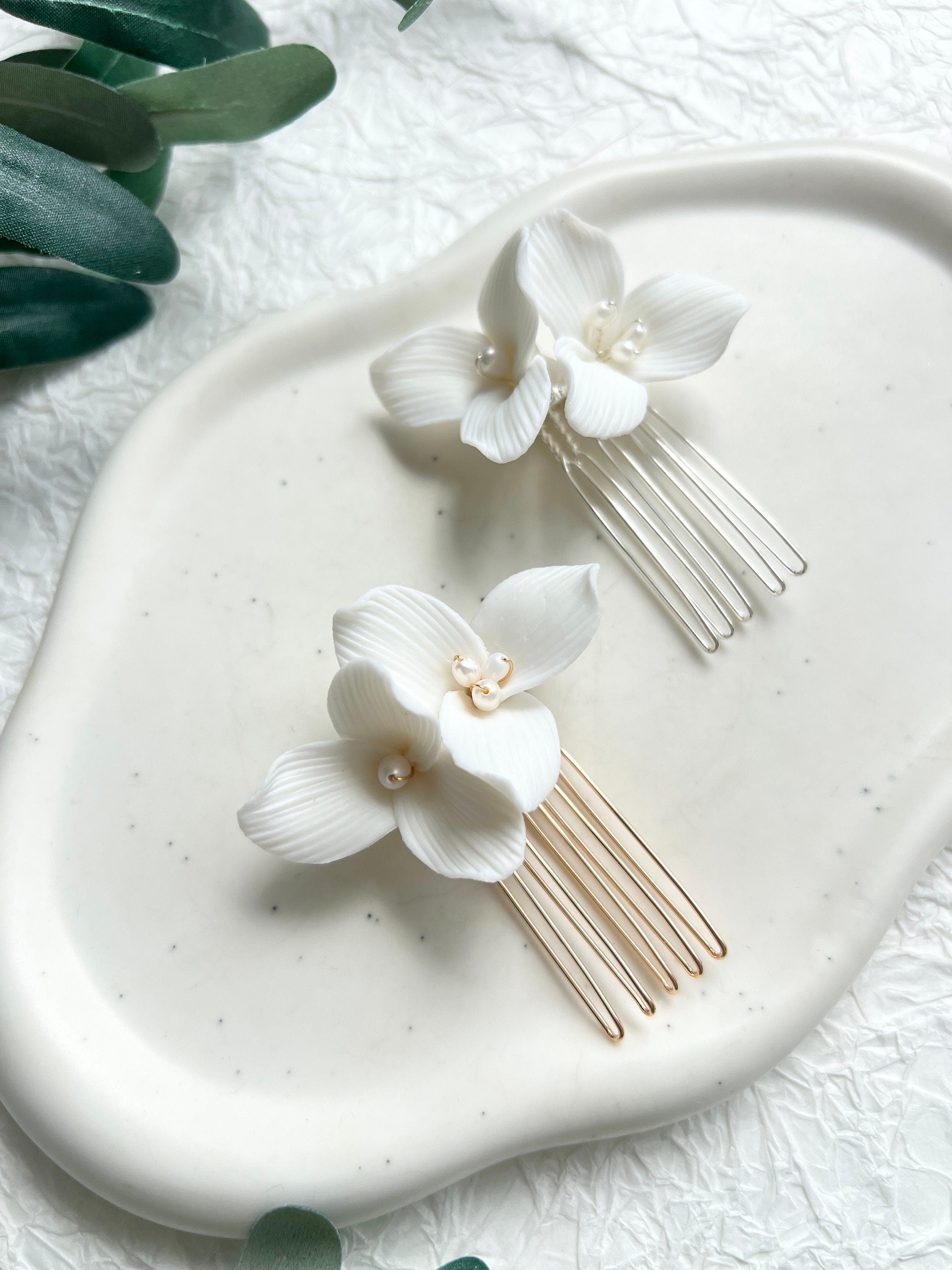 Haarkamm, Gold, weiße Keramik Blüten, Blumen Haarschmuck, Brautschmuck, Standesamt, feine Blumen, weiße Perlen, Schmuck Hochzeit, Haarspange