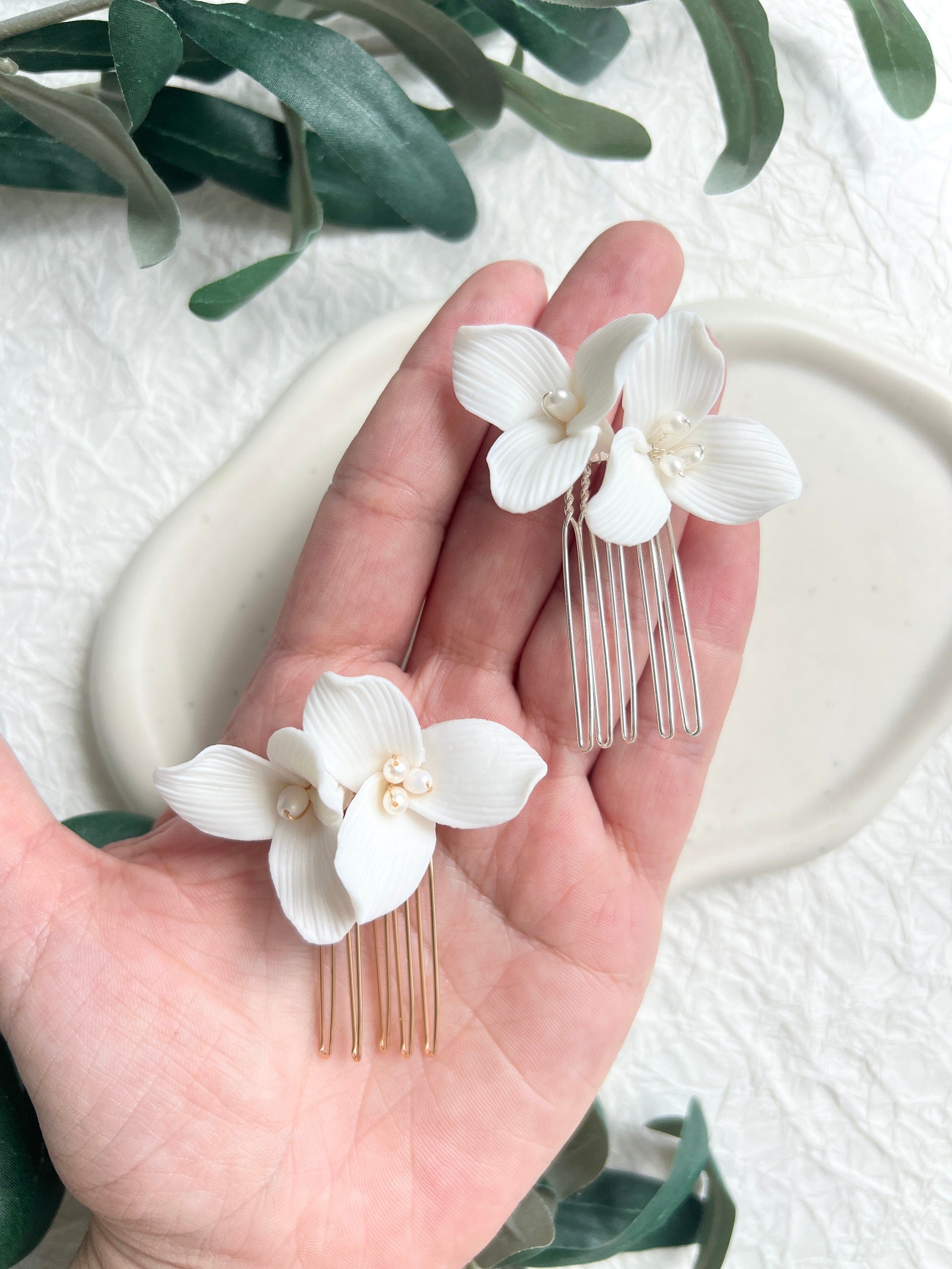 Haarkamm, Gold, weiße Keramik Blüten, Blumen Haarschmuck, Brautschmuck, Standesamt, feine Blumen, weiße Perlen, Schmuck Hochzeit, Haarspange