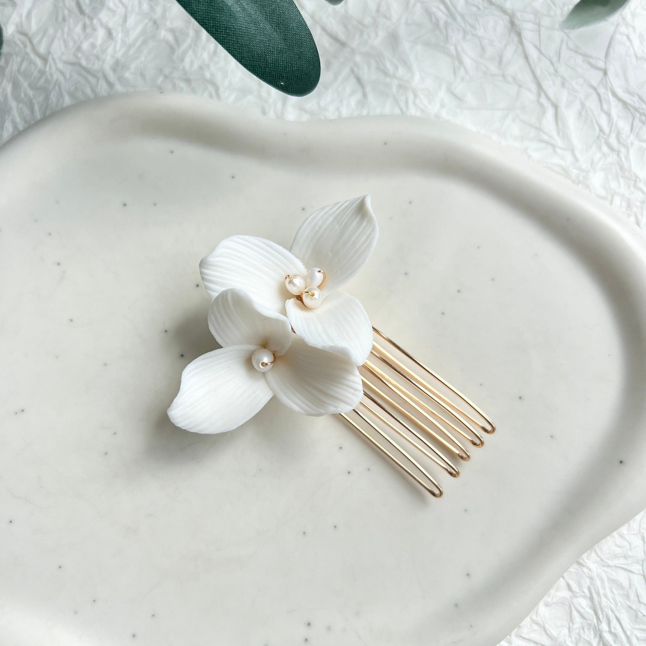 Haarkamm, Gold, weiße Keramik Blüten, Blumen Haarschmuck, Brautschmuck, Standesamt, feine Blumen, weiße Perlen, Schmuck Hochzeit, Haarspange