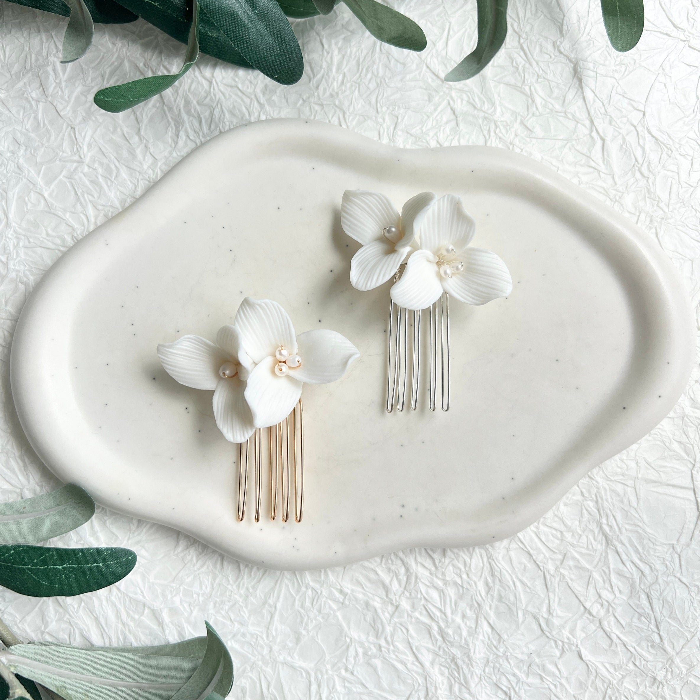 Haarkamm, Gold, weiße Keramik Blüten, Blumen Haarschmuck, Brautschmuck, Standesamt, feine Blumen, weiße Perlen, Schmuck Hochzeit, Haarspange